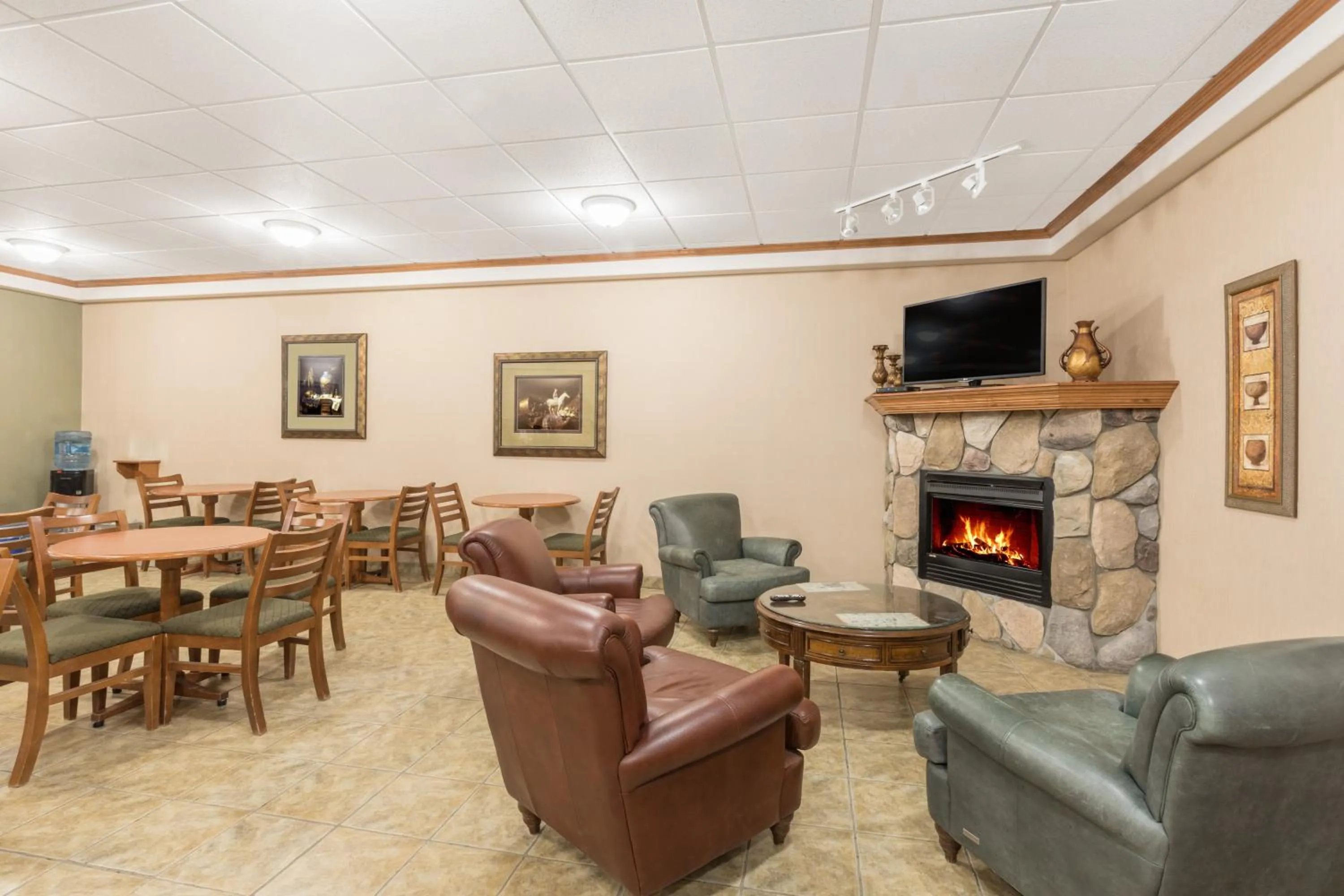 Communal lounge/ TV room in Ramada by Wyndham Clairmont/Grande Prairie