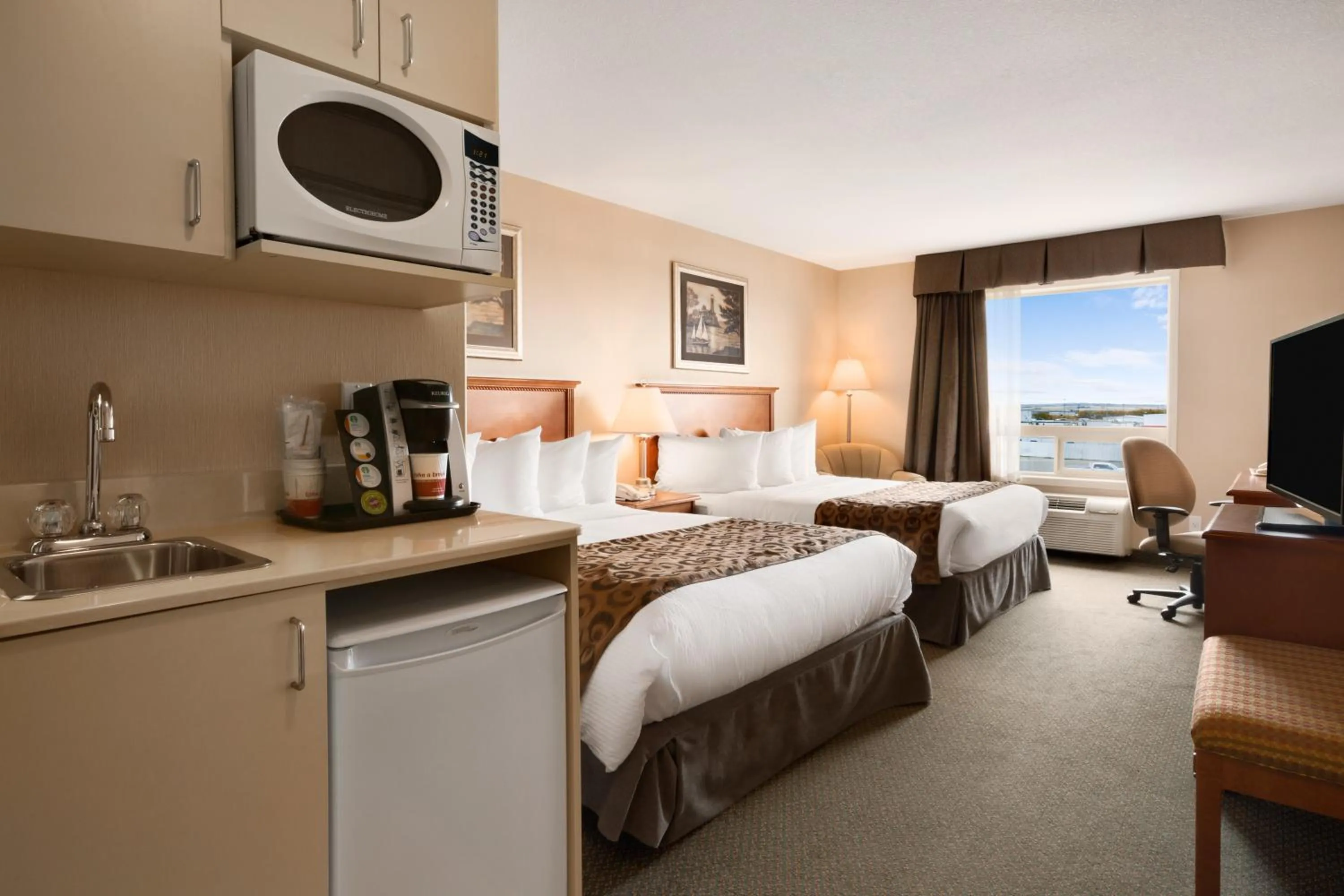 Bedroom, Bed in Ramada by Wyndham Clairmont/Grande Prairie