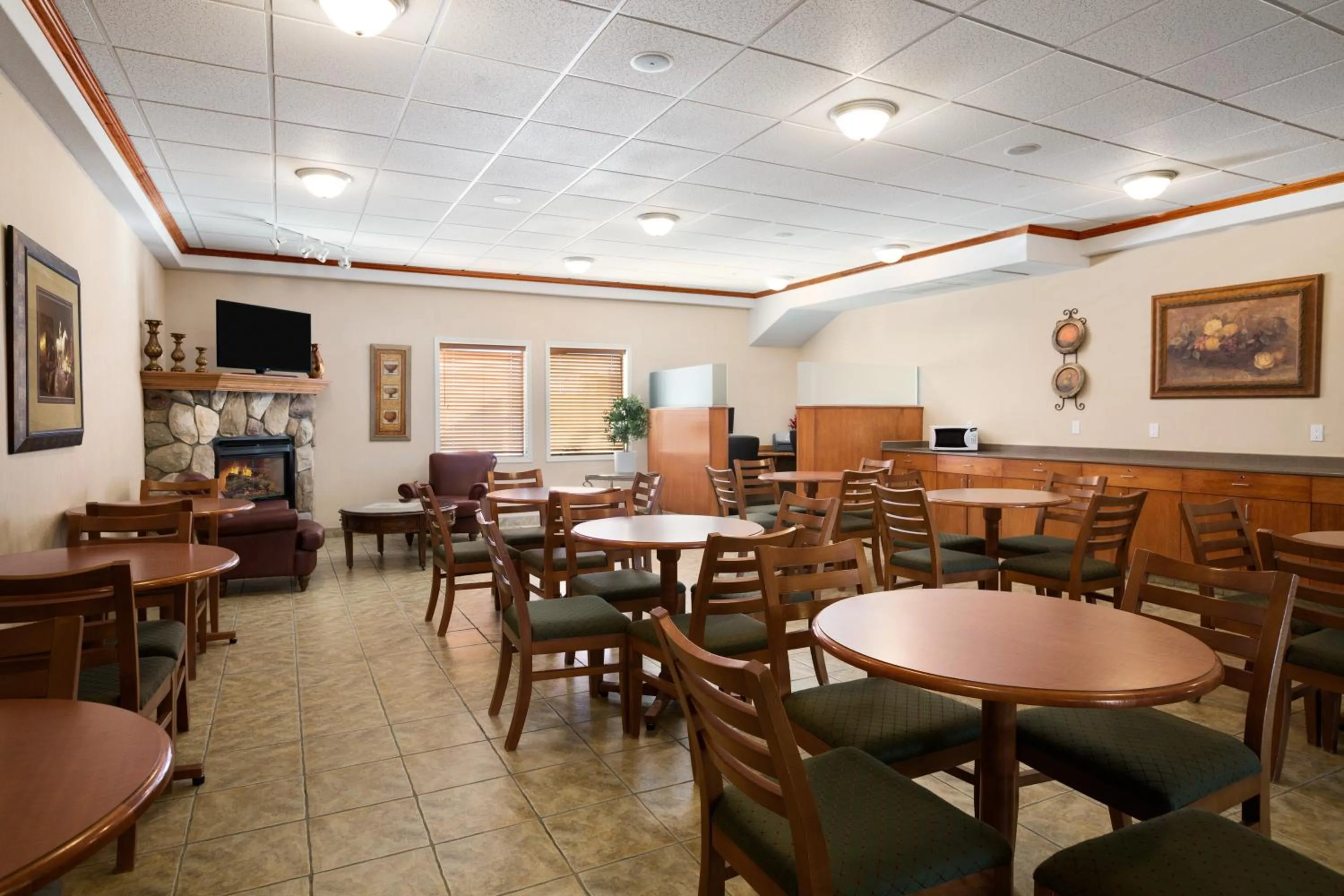 Dining area in Ramada by Wyndham Clairmont/Grande Prairie