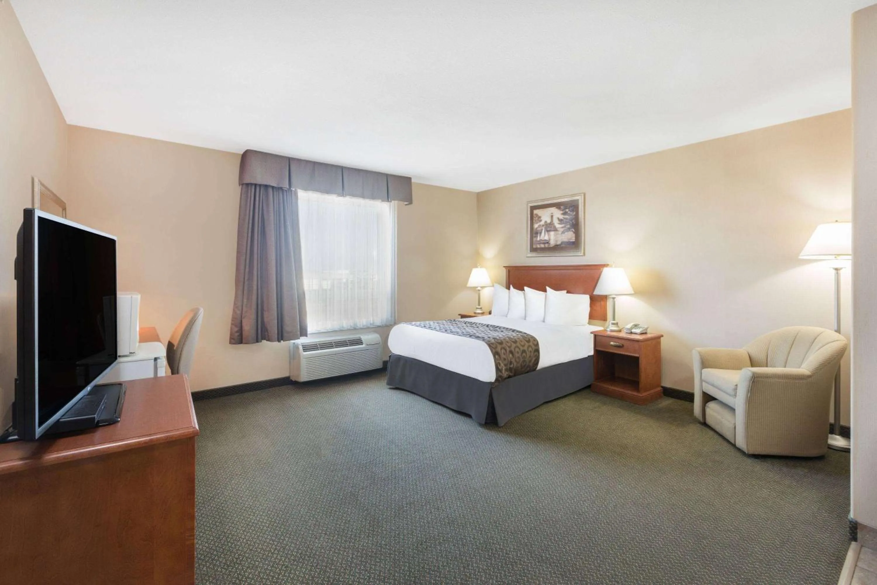 Photo of the whole room, Bed in Ramada by Wyndham Clairmont/Grande Prairie