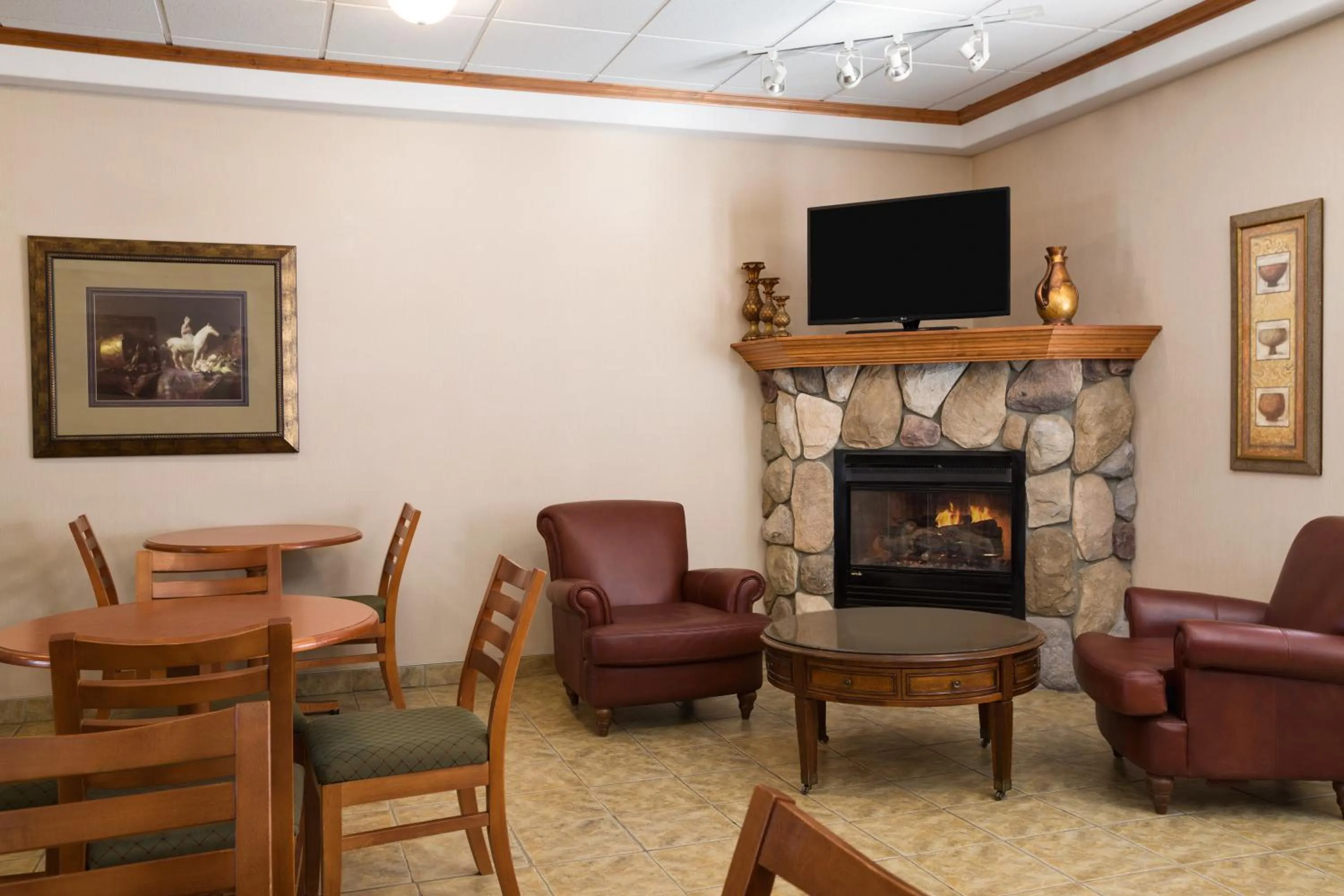 Dining area in Ramada by Wyndham Clairmont/Grande Prairie