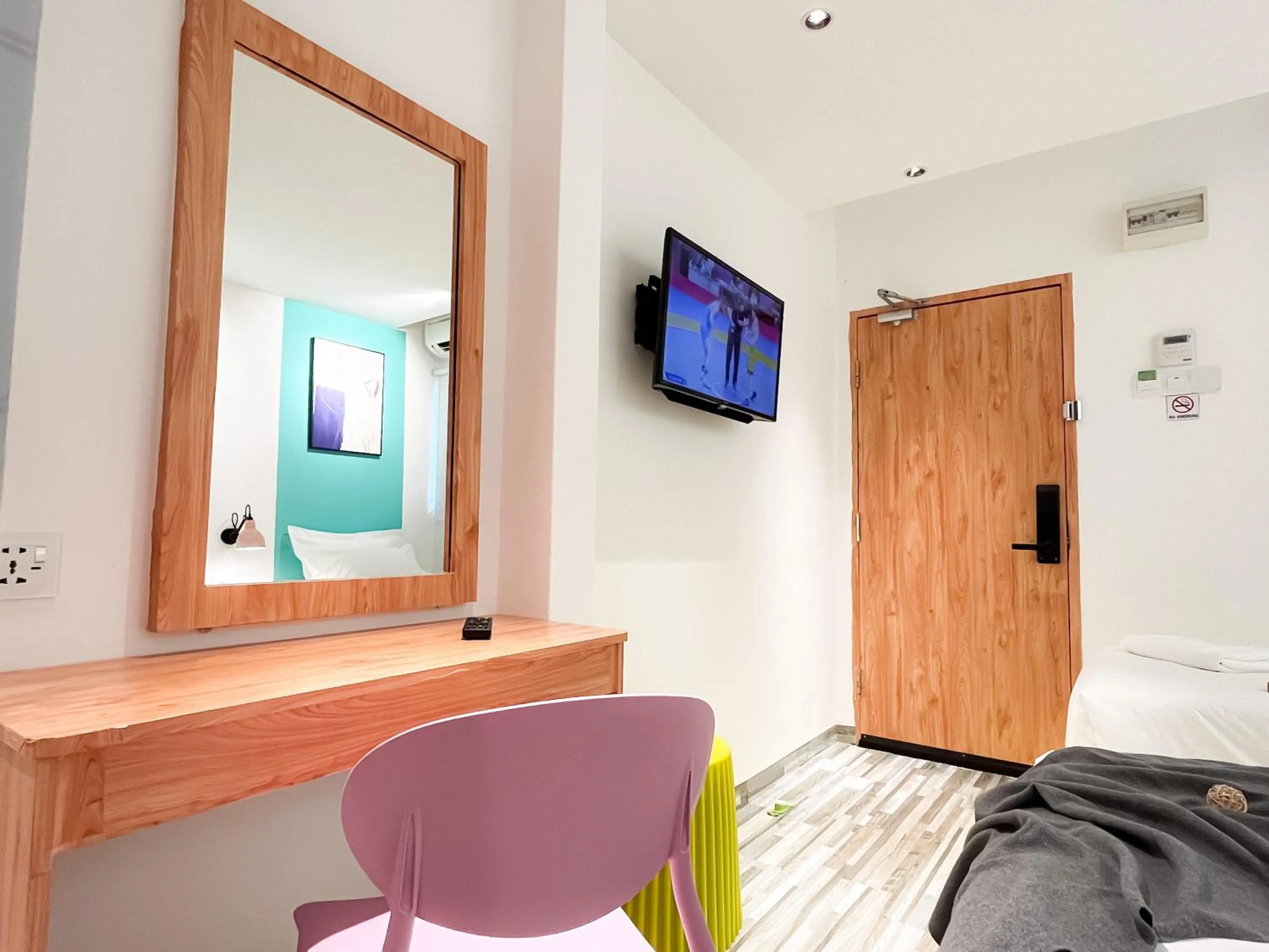 Seating area, Bed in Apple 1 Hotel Gurney