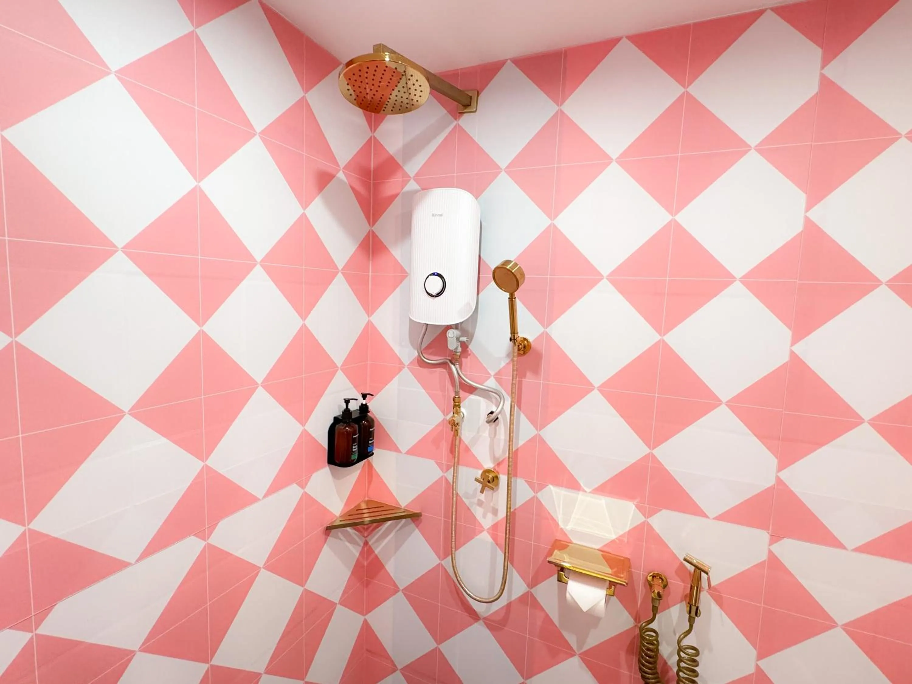 Shower in Apple 1 Hotel Gurney