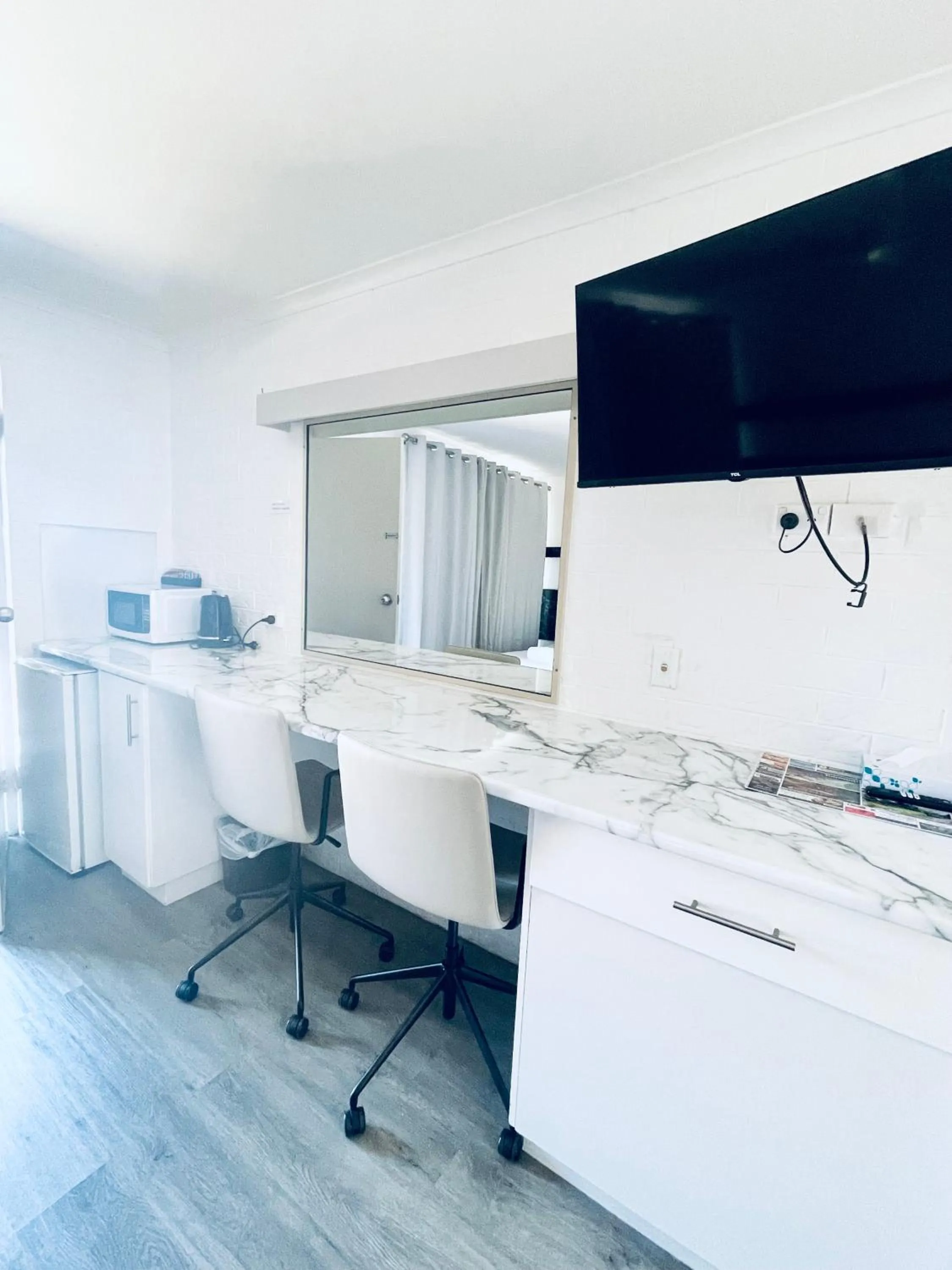 TV and multimedia in Jacaranda Place Motor Inn