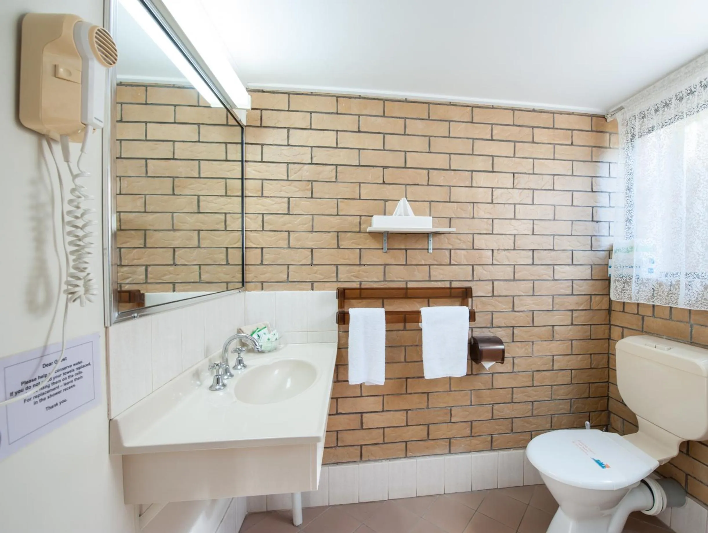 Shower in Jacaranda Place Motor Inn