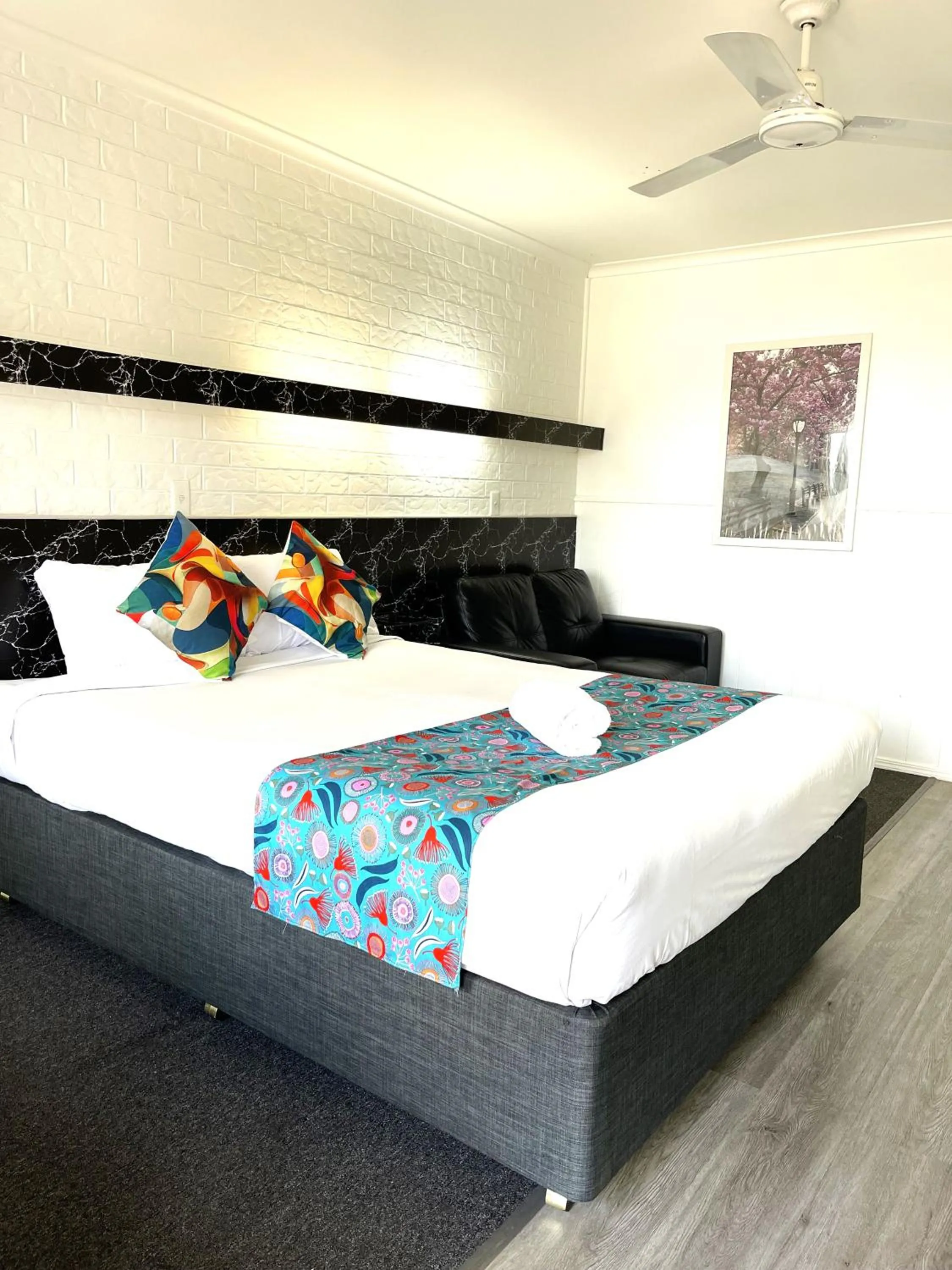 Bed in Jacaranda Place Motor Inn