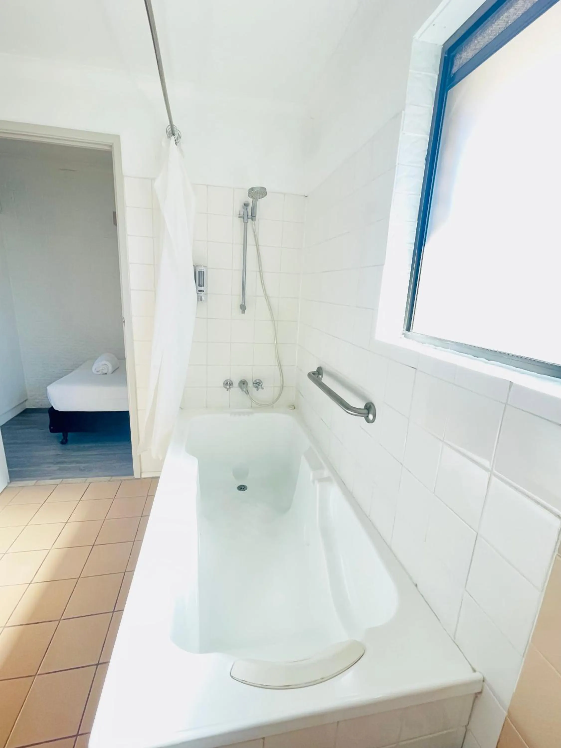 Shower in Jacaranda Place Motor Inn