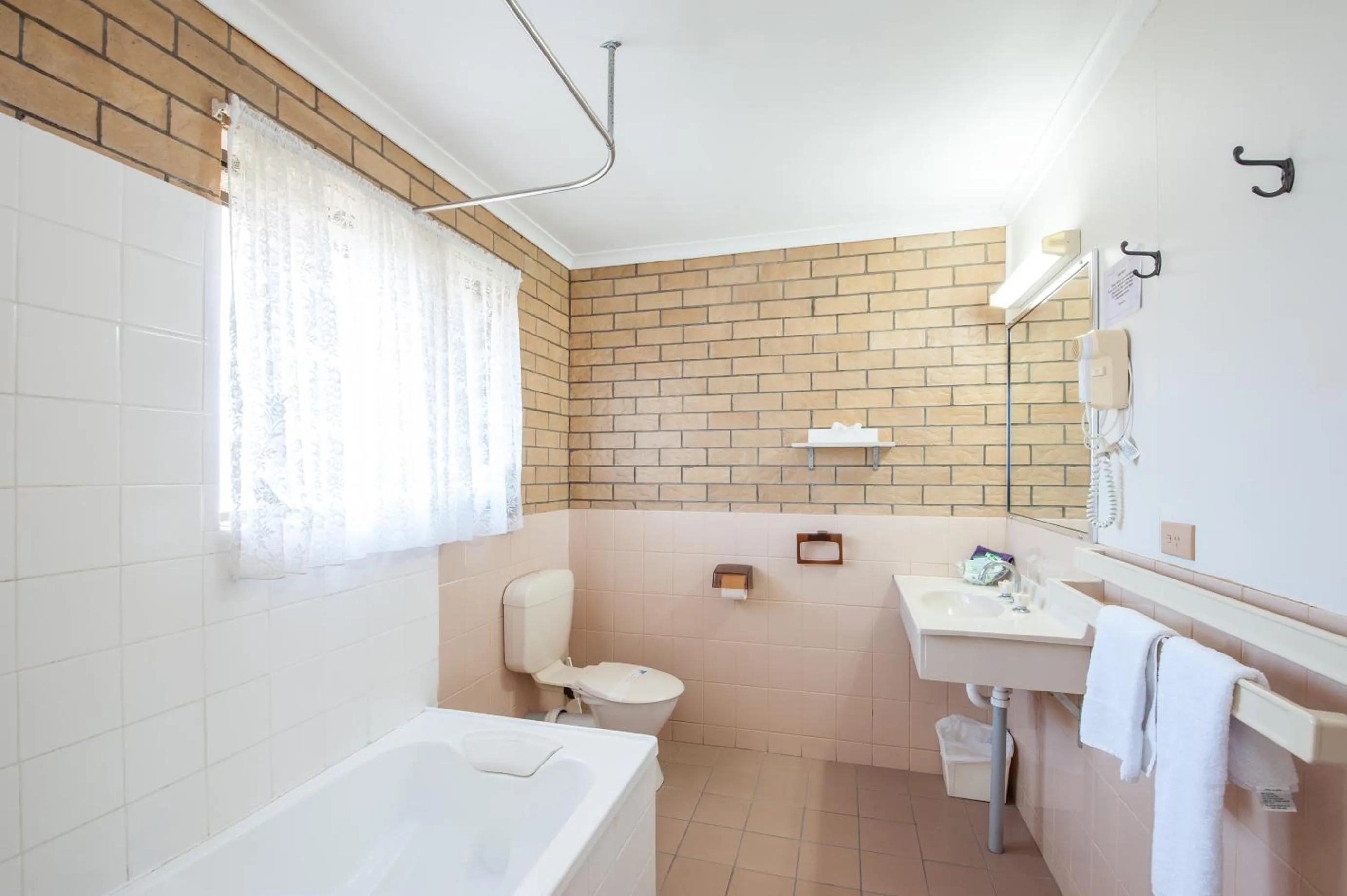 Shower in Jacaranda Place Motor Inn