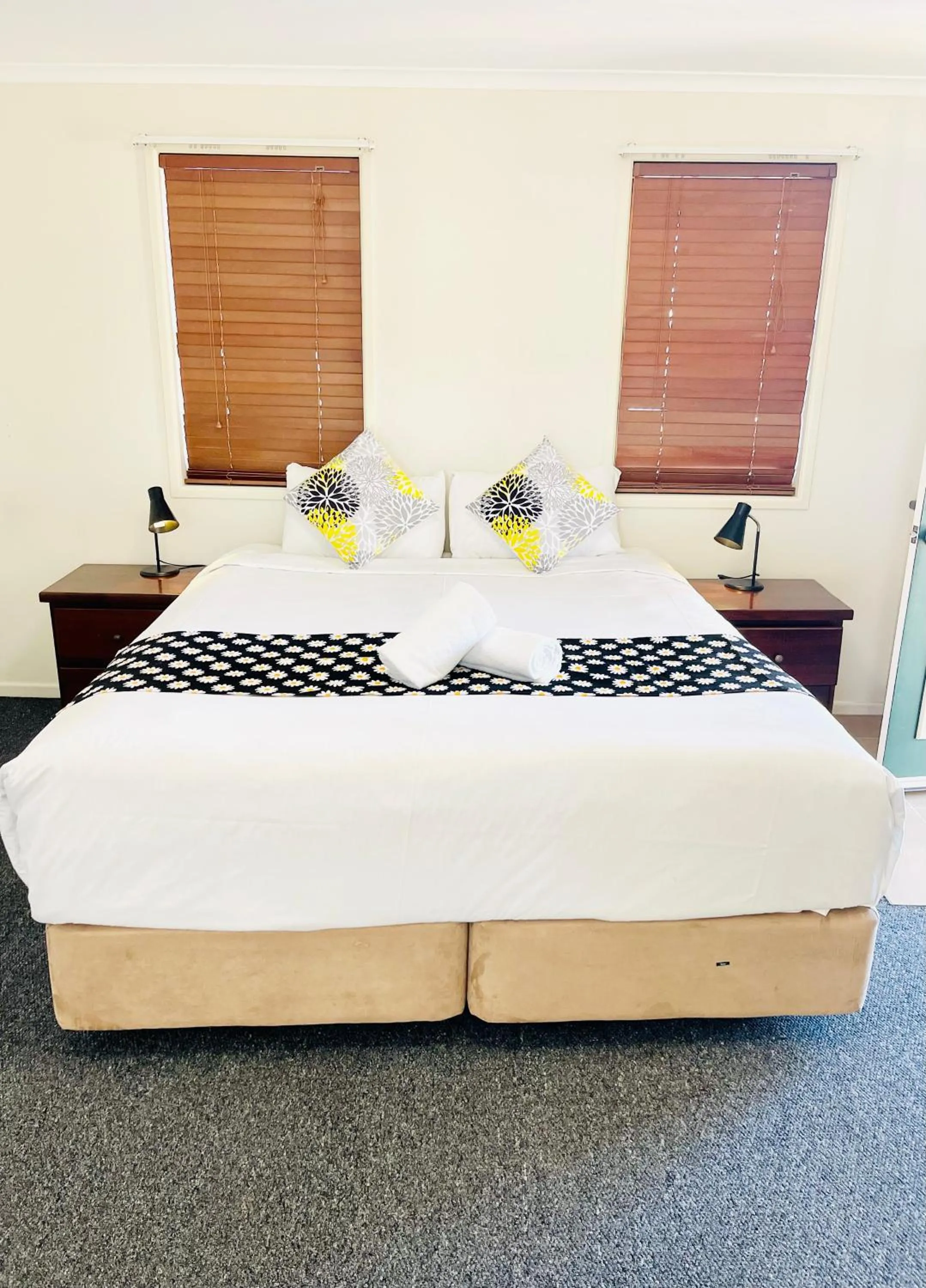 Bed in Jacaranda Place Motor Inn