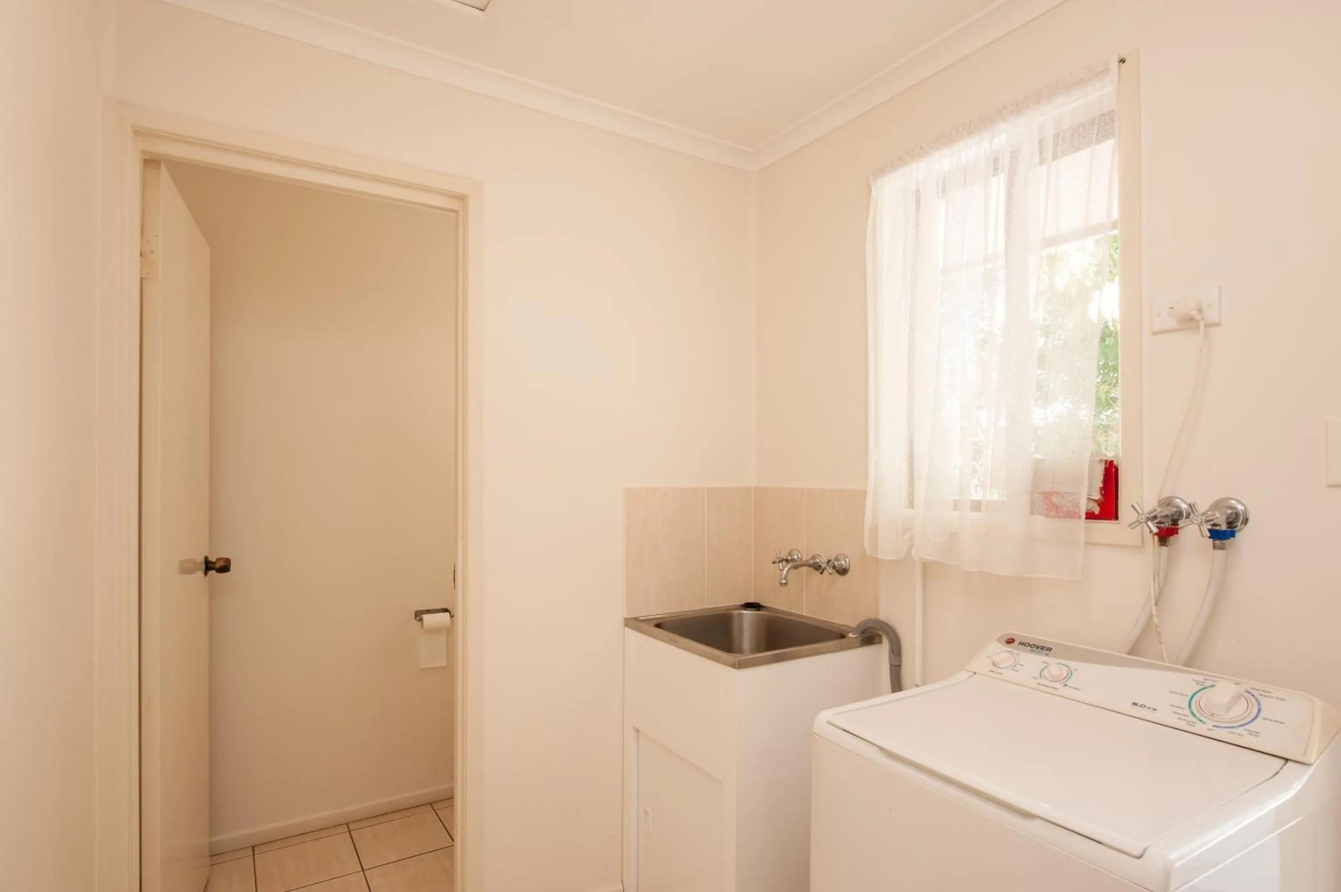 Toilet in Jacaranda Place Motor Inn