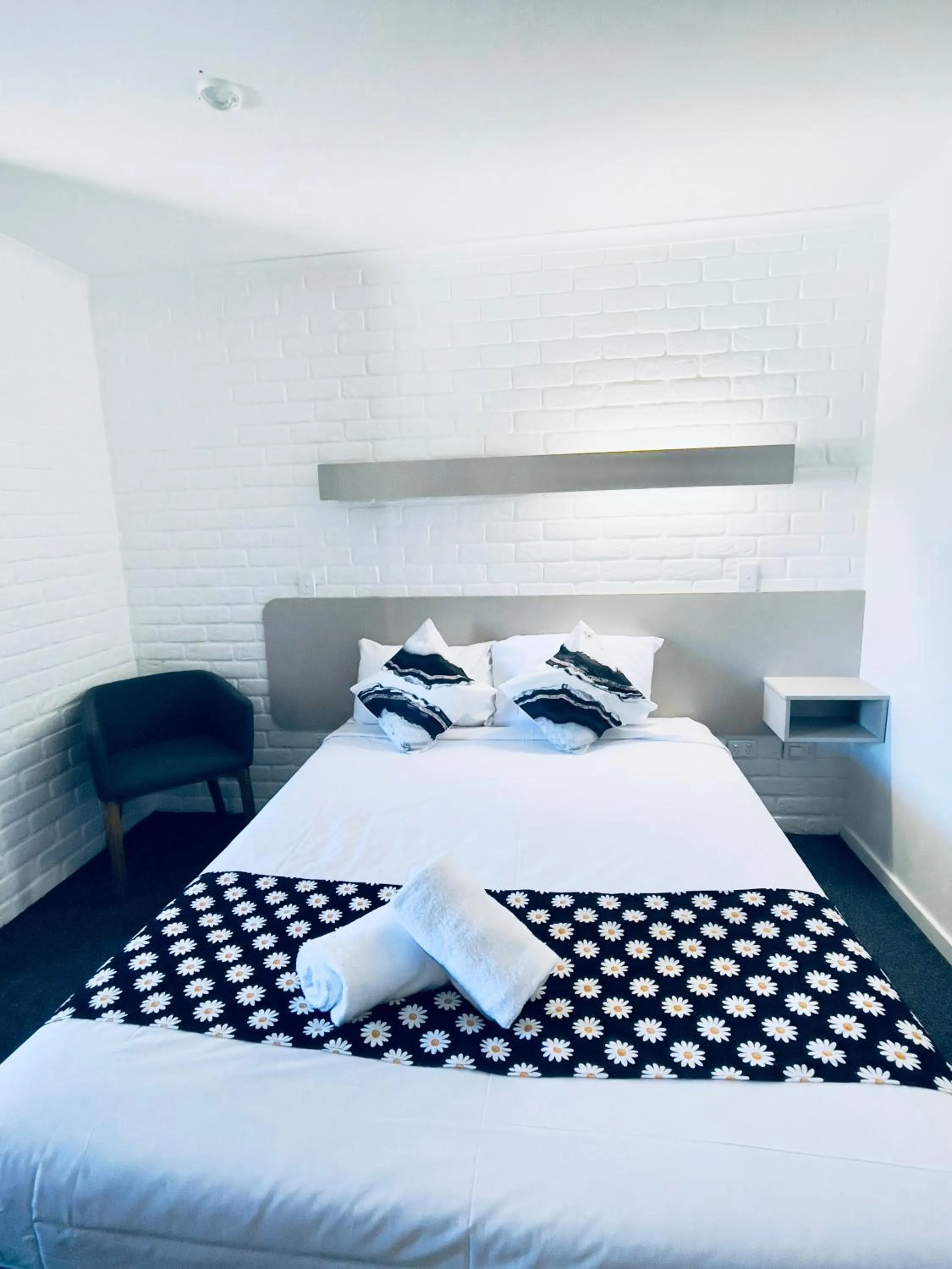 Bed in Jacaranda Place Motor Inn