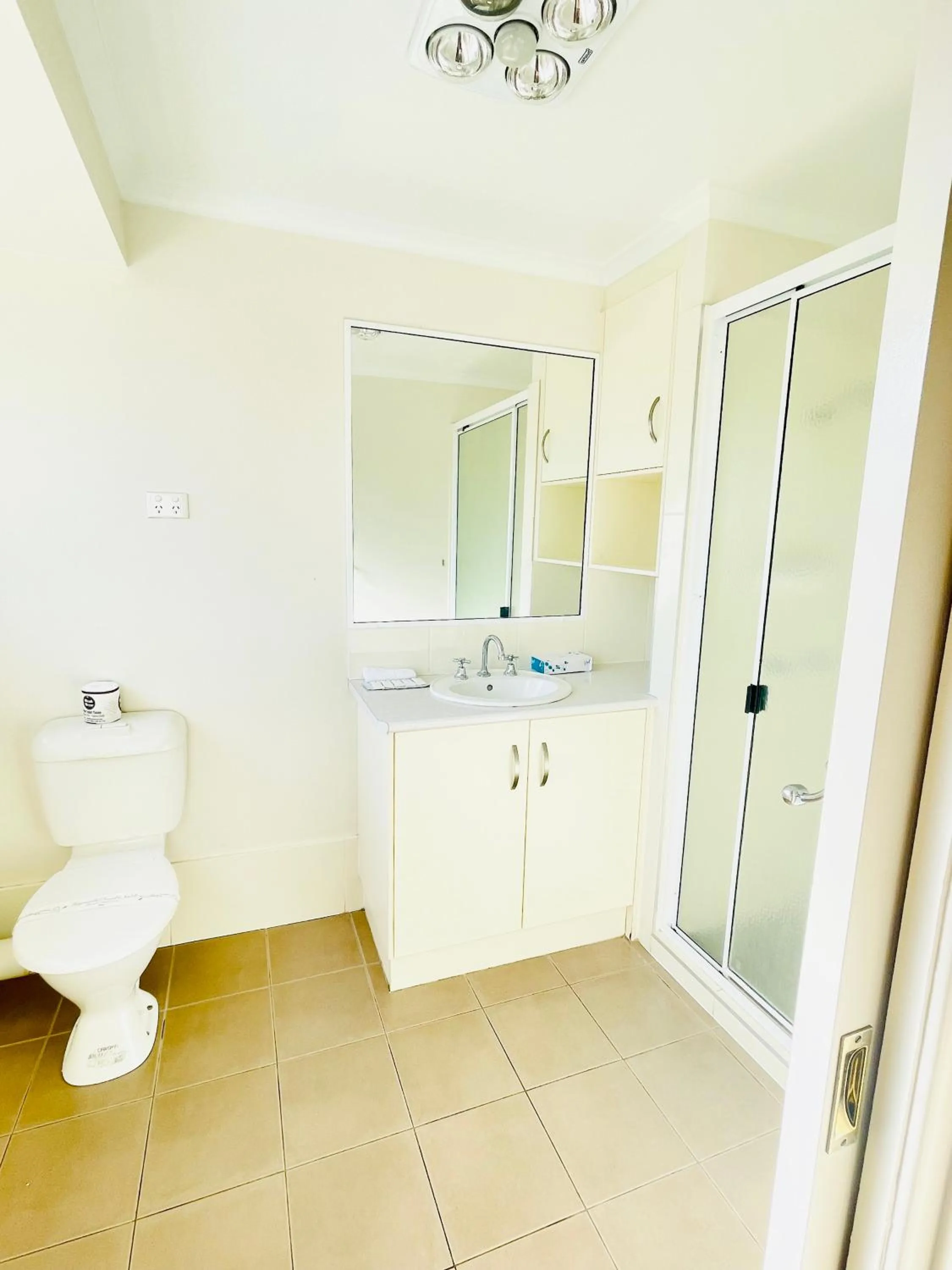 Shower in Jacaranda Place Motor Inn