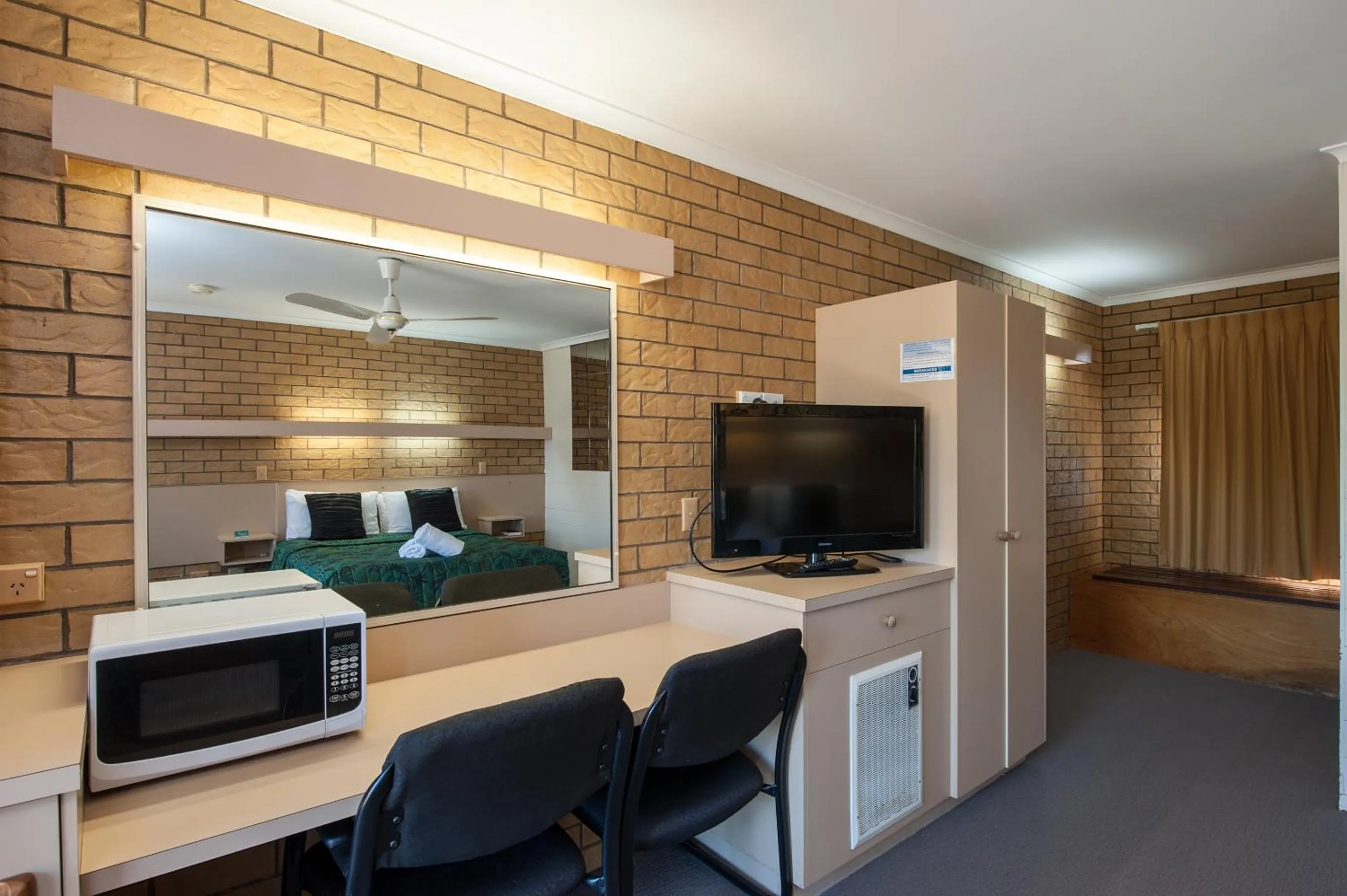 TV and multimedia in Jacaranda Place Motor Inn