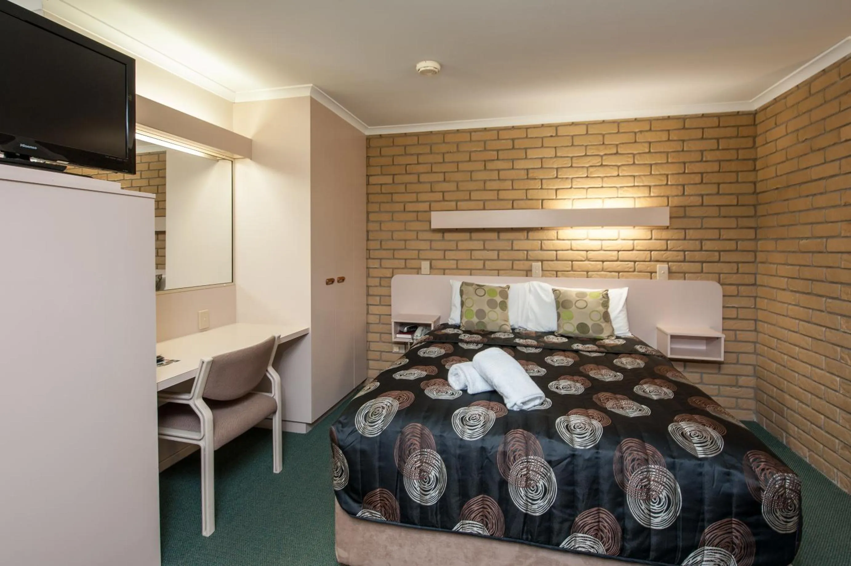 TV and multimedia in Jacaranda Place Motor Inn