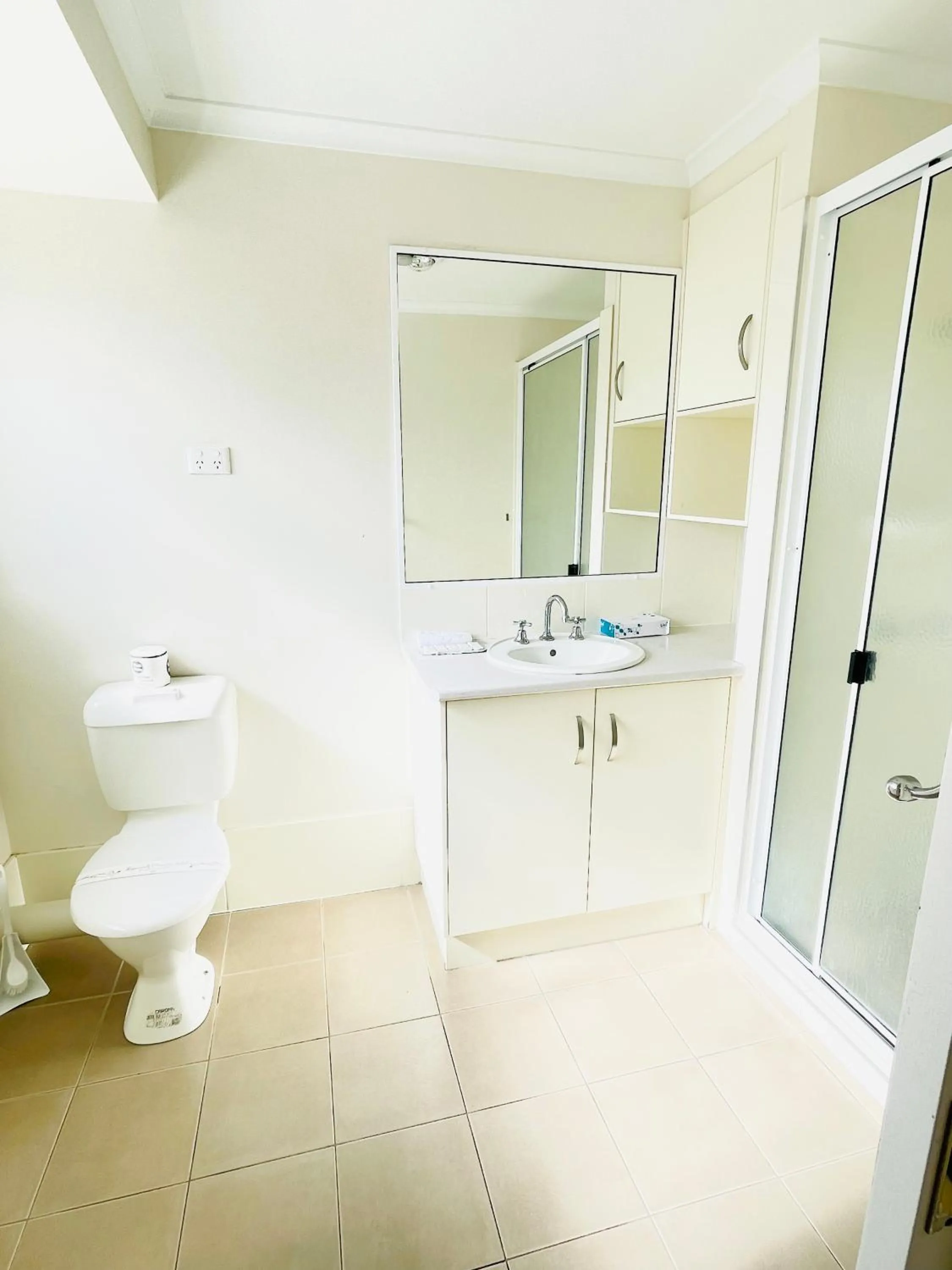 Shower in Jacaranda Place Motor Inn