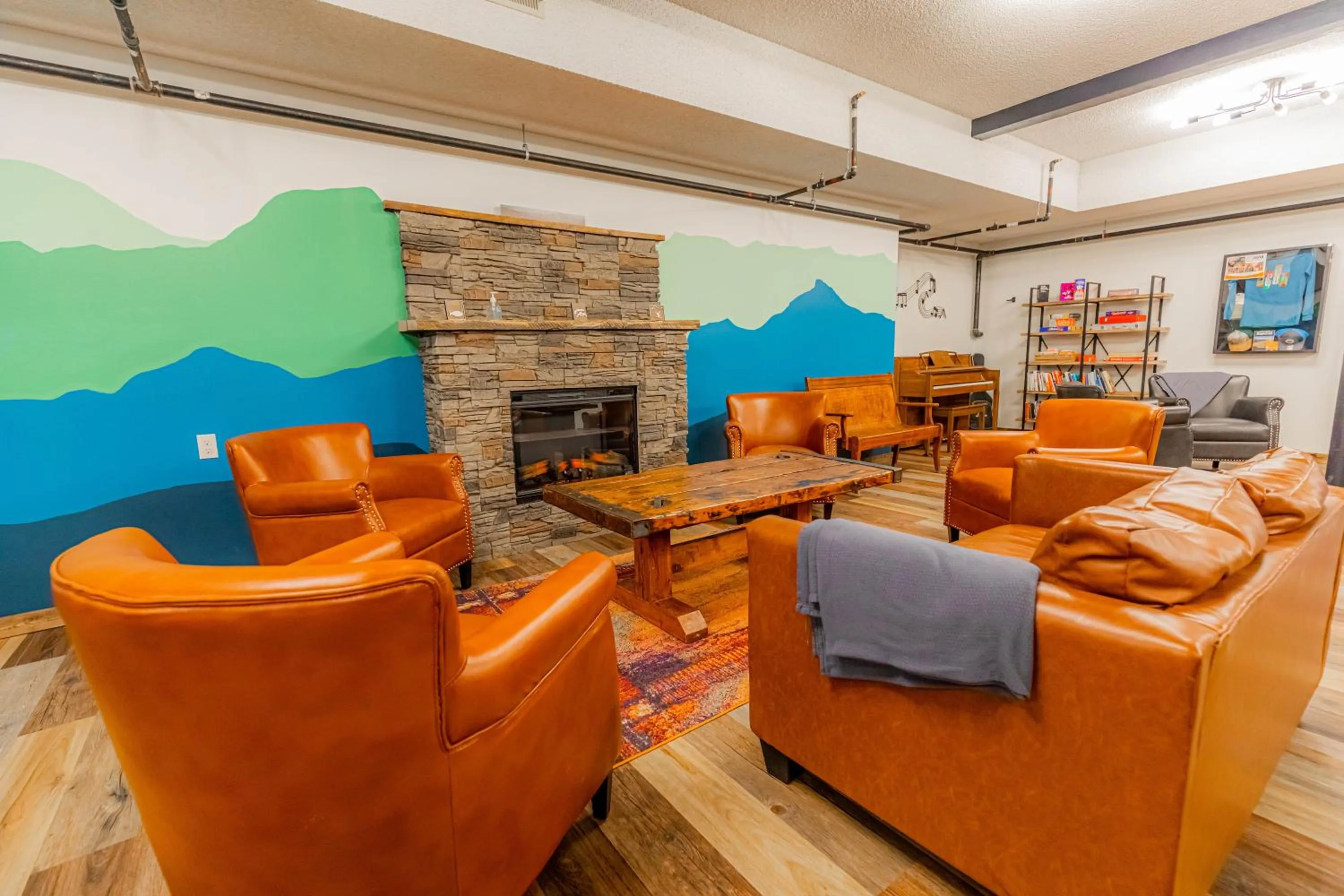 Communal lounge/ TV room in Pintler's Portal Hostel