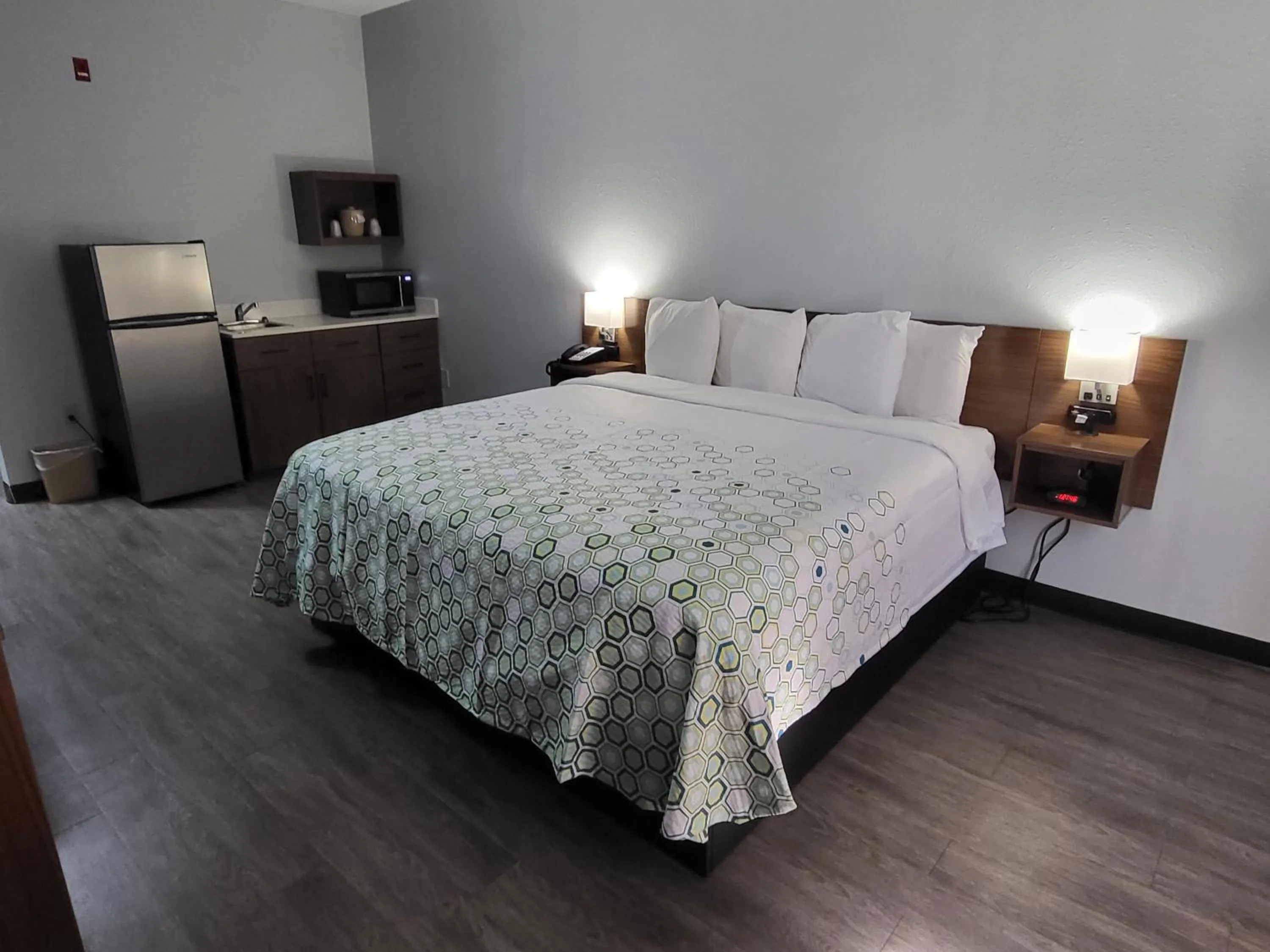 Bedroom in HomeTowne Studios by Red Roof Prattville