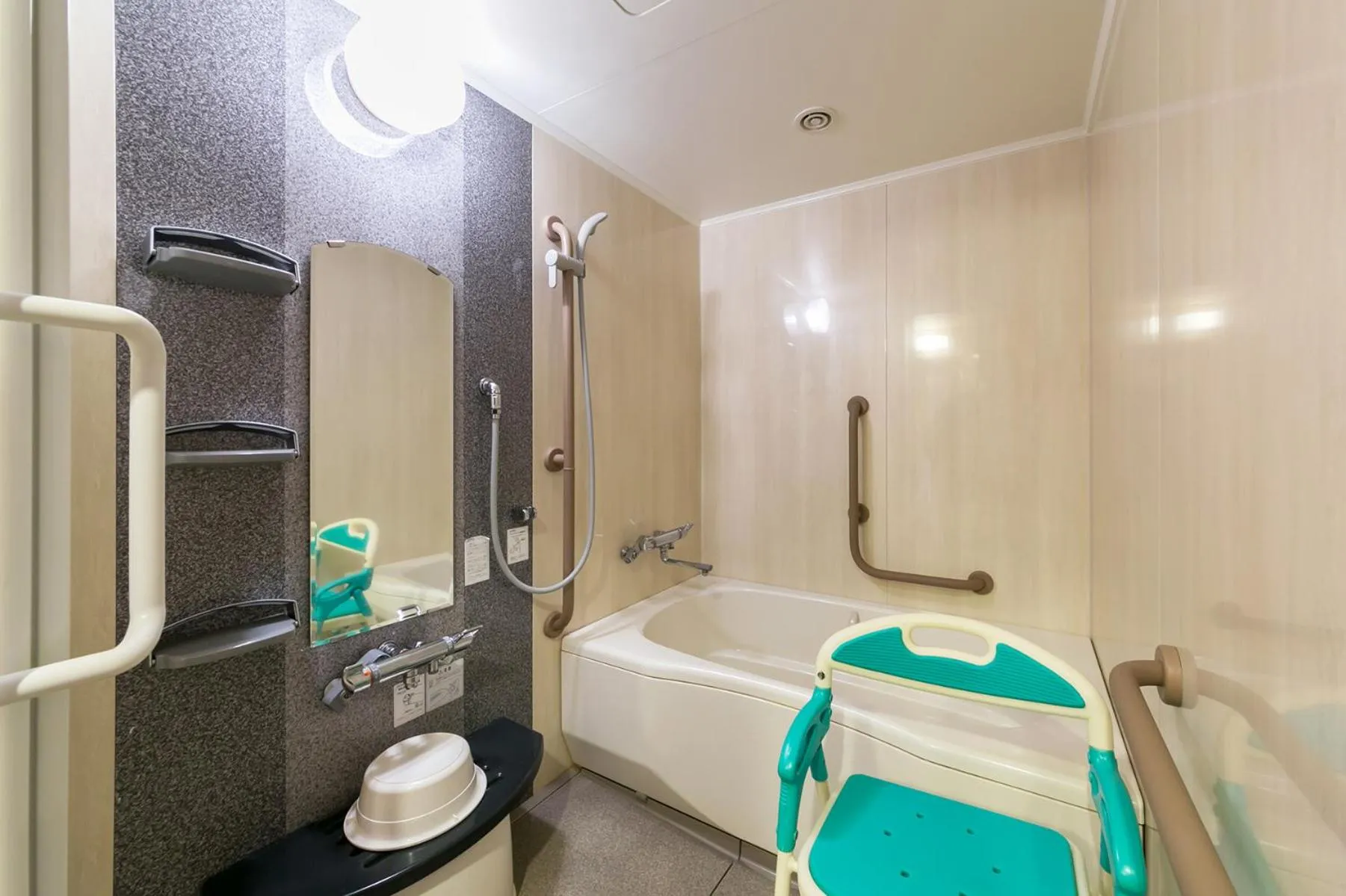 Bathroom, Bed in Tateshina Grand Hotel Takinoyu