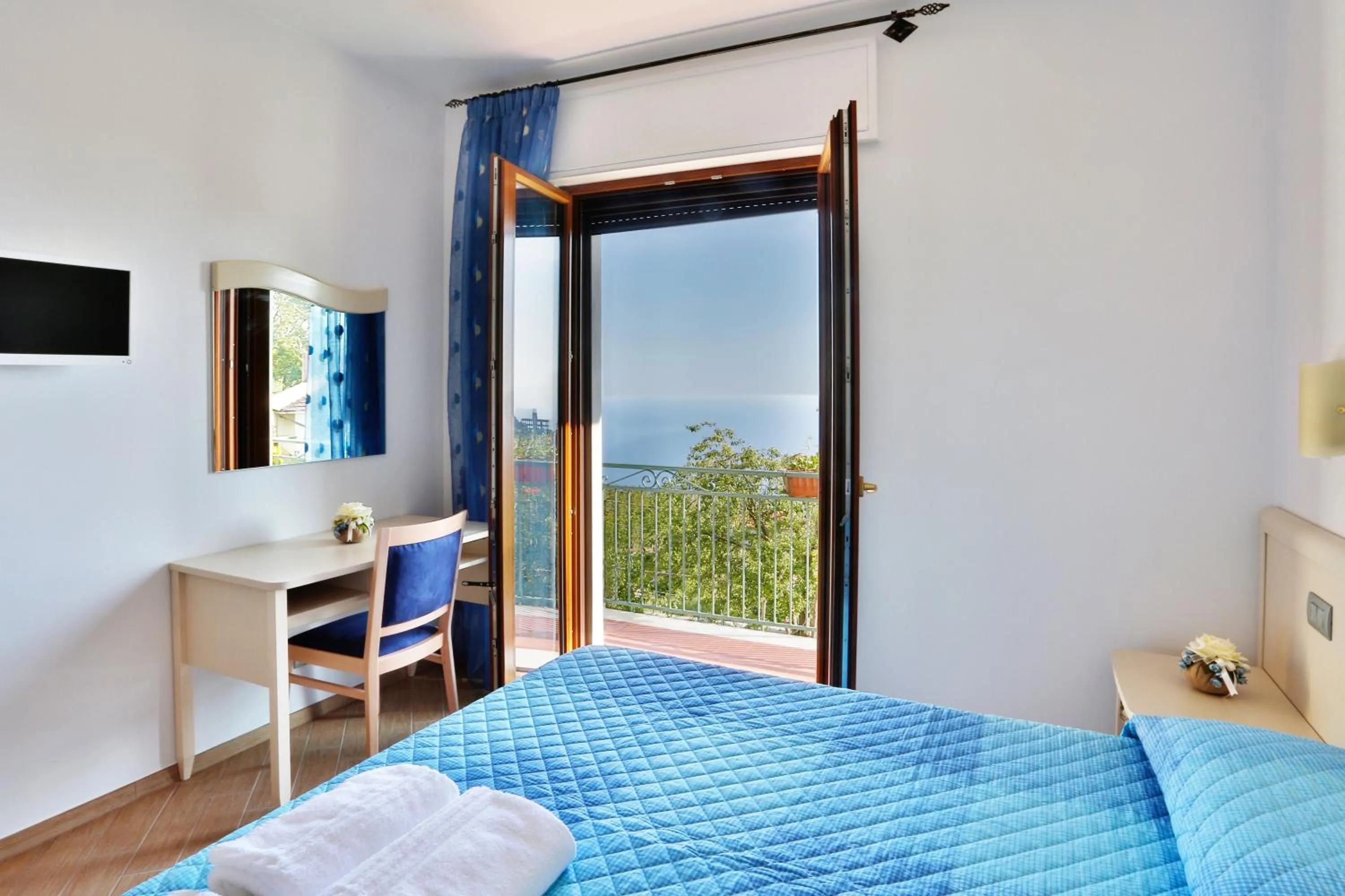 Photo of the whole room, Bed in BB Santalucia