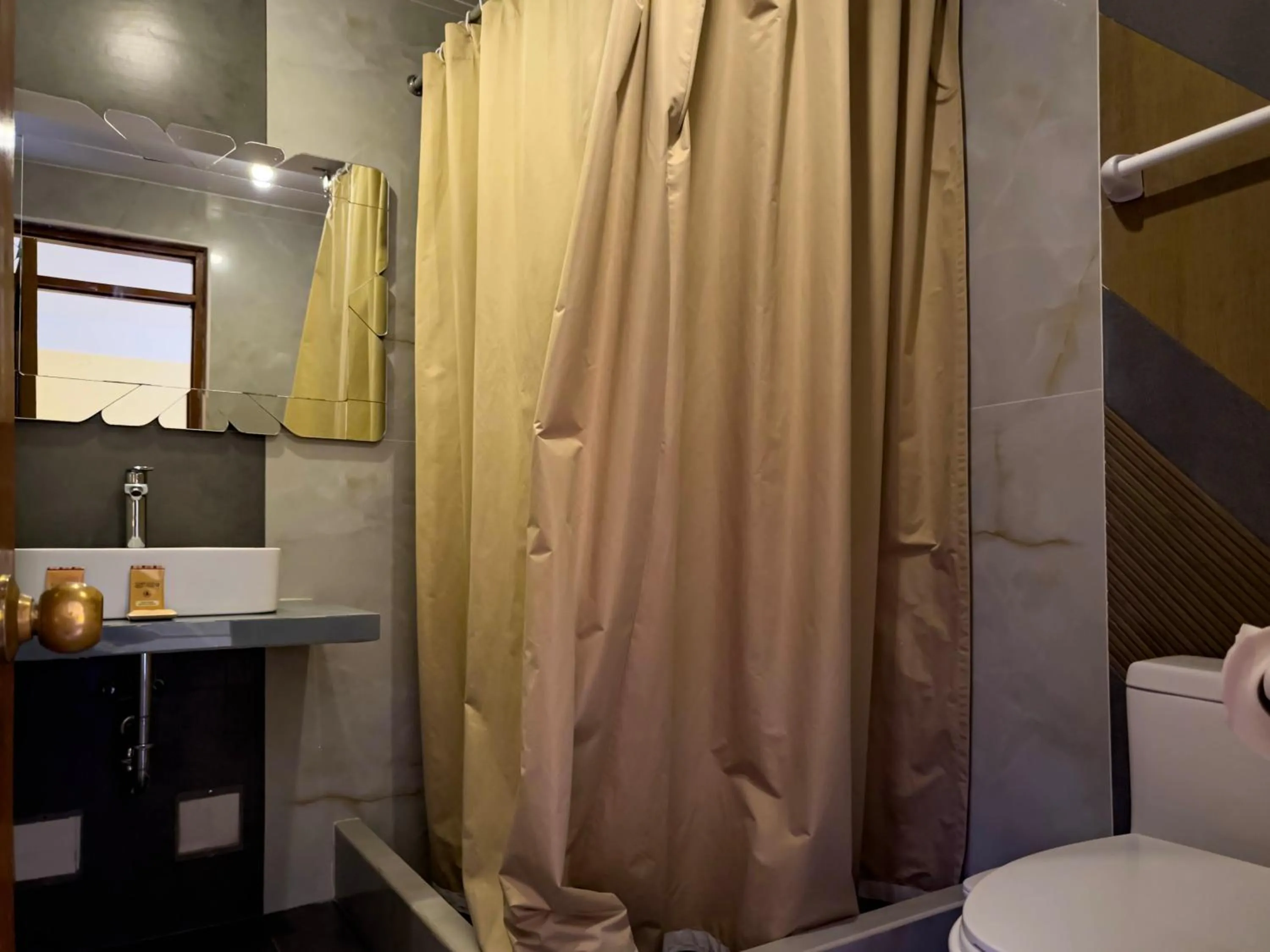 Shower in Santuario Machupicchu