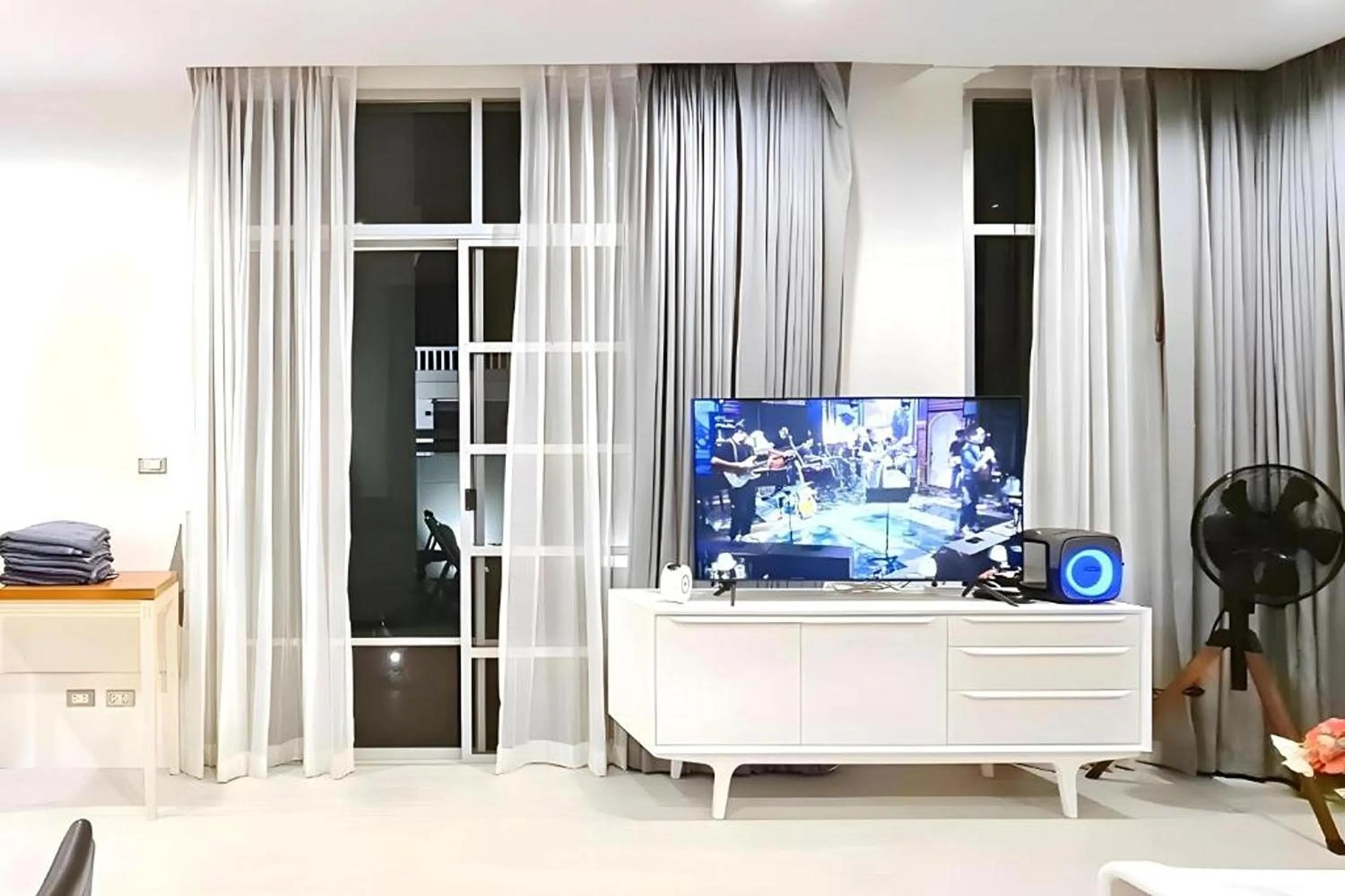 Communal lounge/ TV room in BM Pool Villa Pattaya