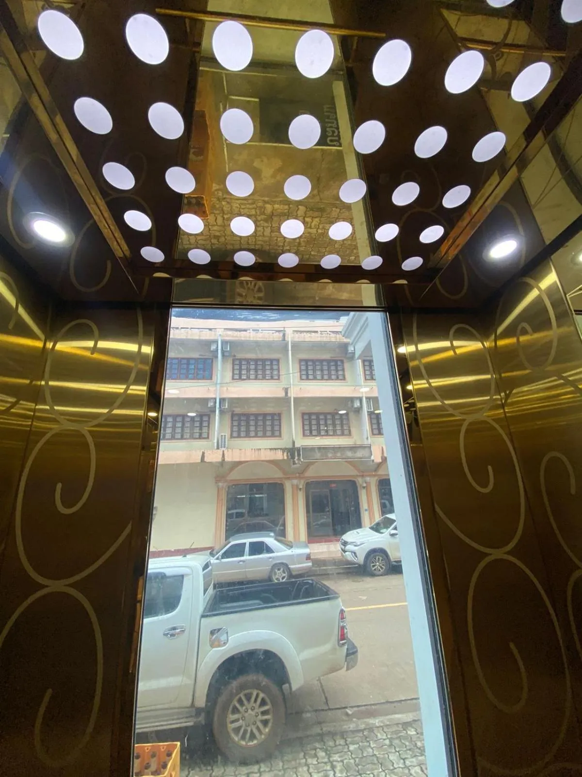 elevator in SUBINH HOTEL AND RESTAURANT