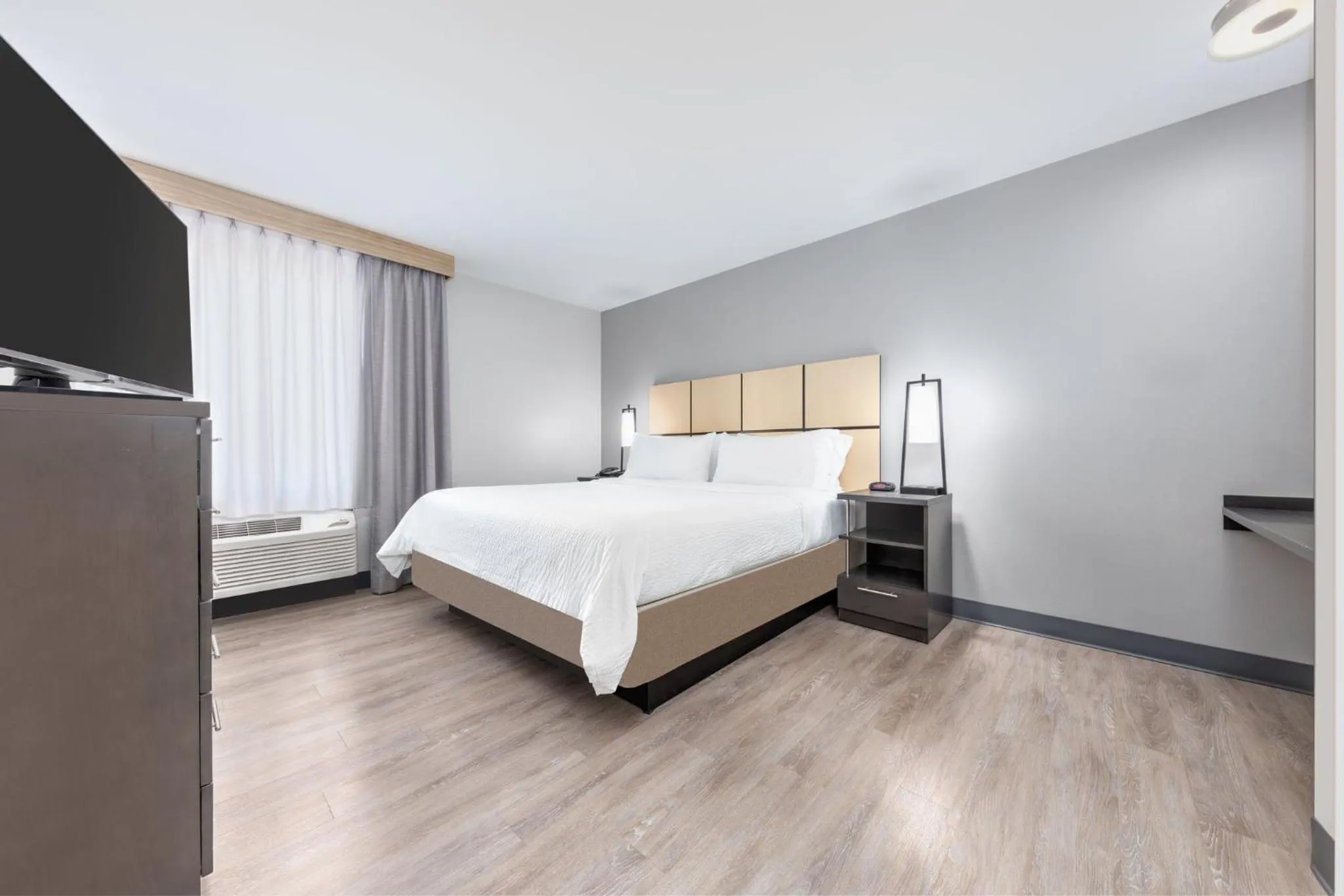 Photo of the whole room, Bed in Candlewood Suites Midland by IHG