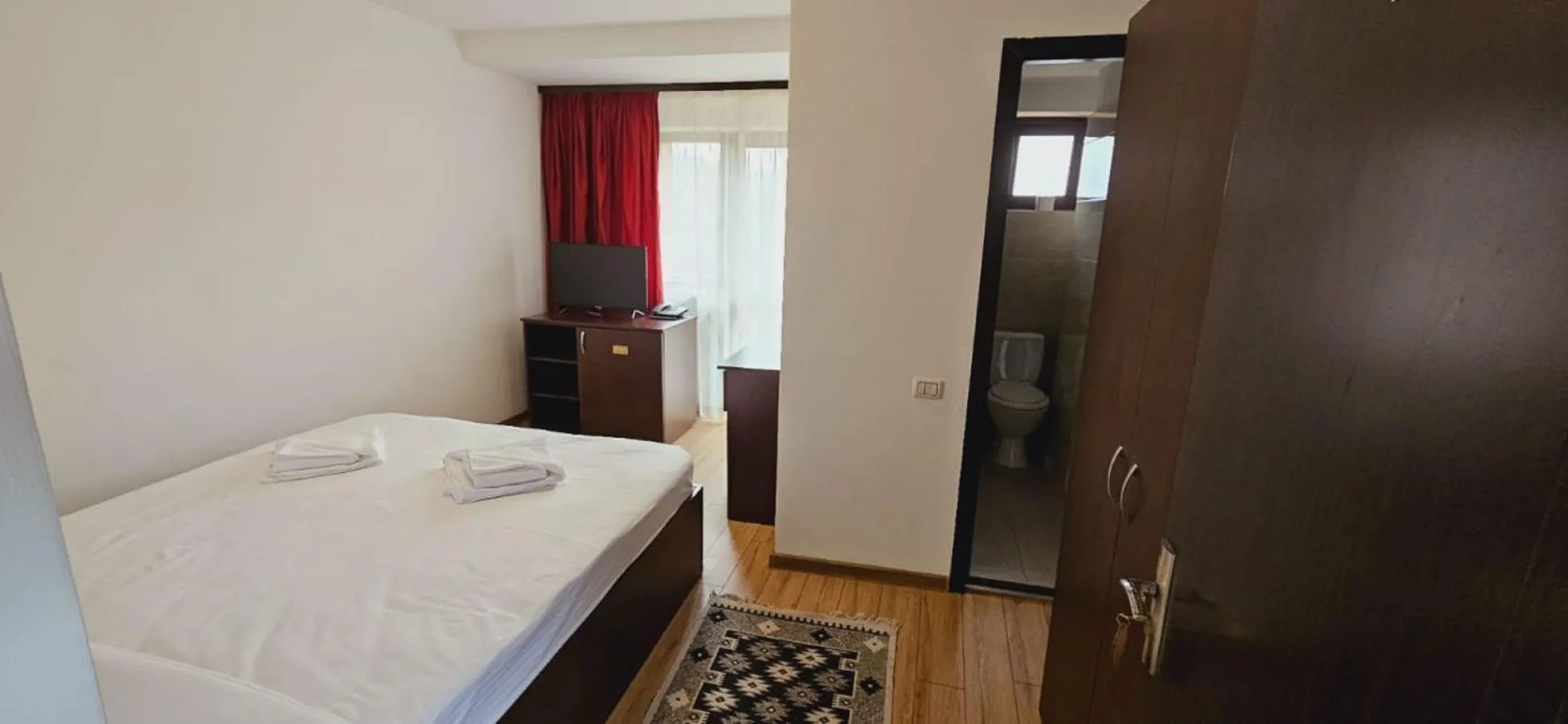 Photo of the whole room, Bed in Hotel Bran Stoker