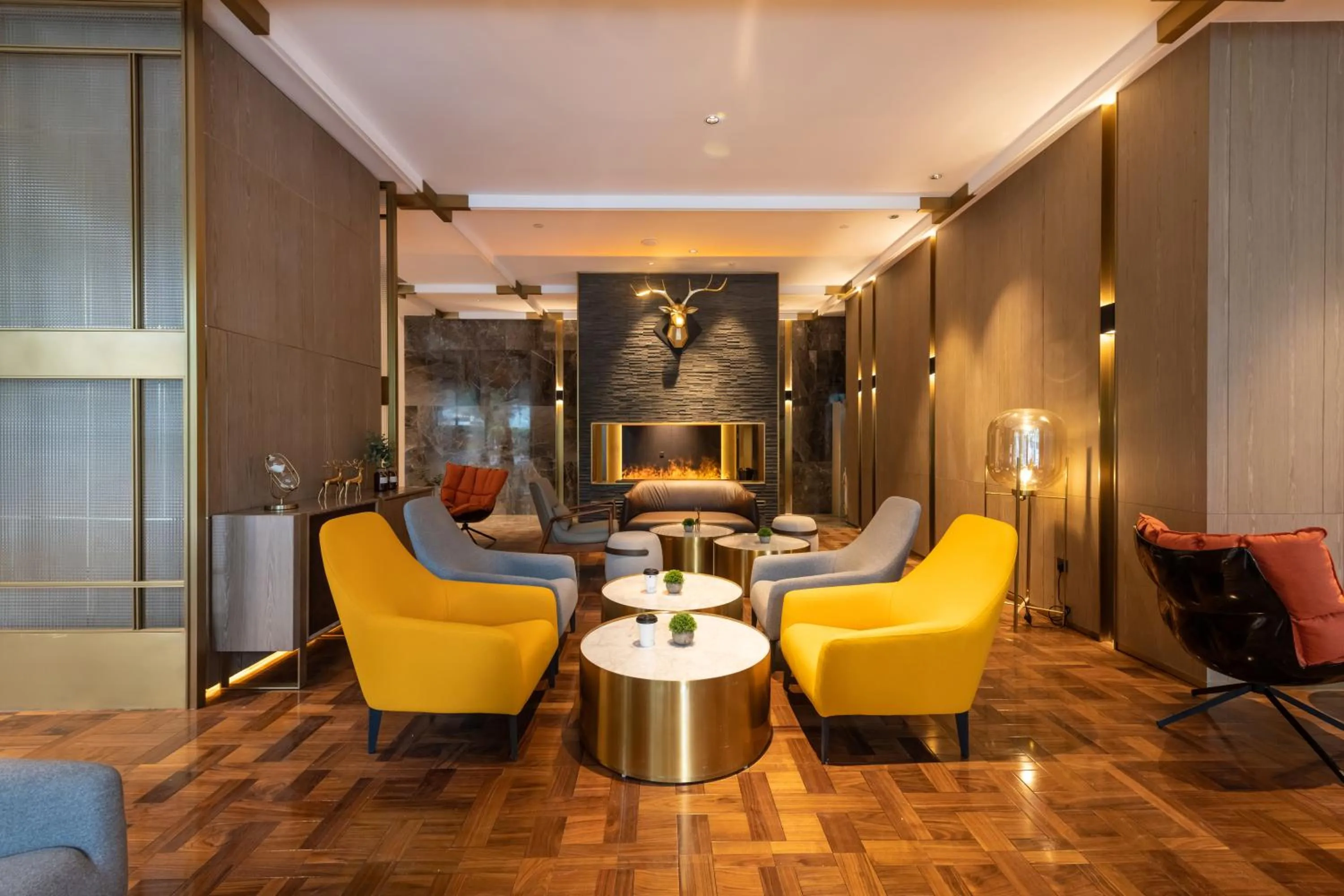 Lobby or reception in Echarm Plus International Hotel Ouzhuang Metro Station Branch - Free Deliver Service to Canton Fair Complex During Canton Fair Period