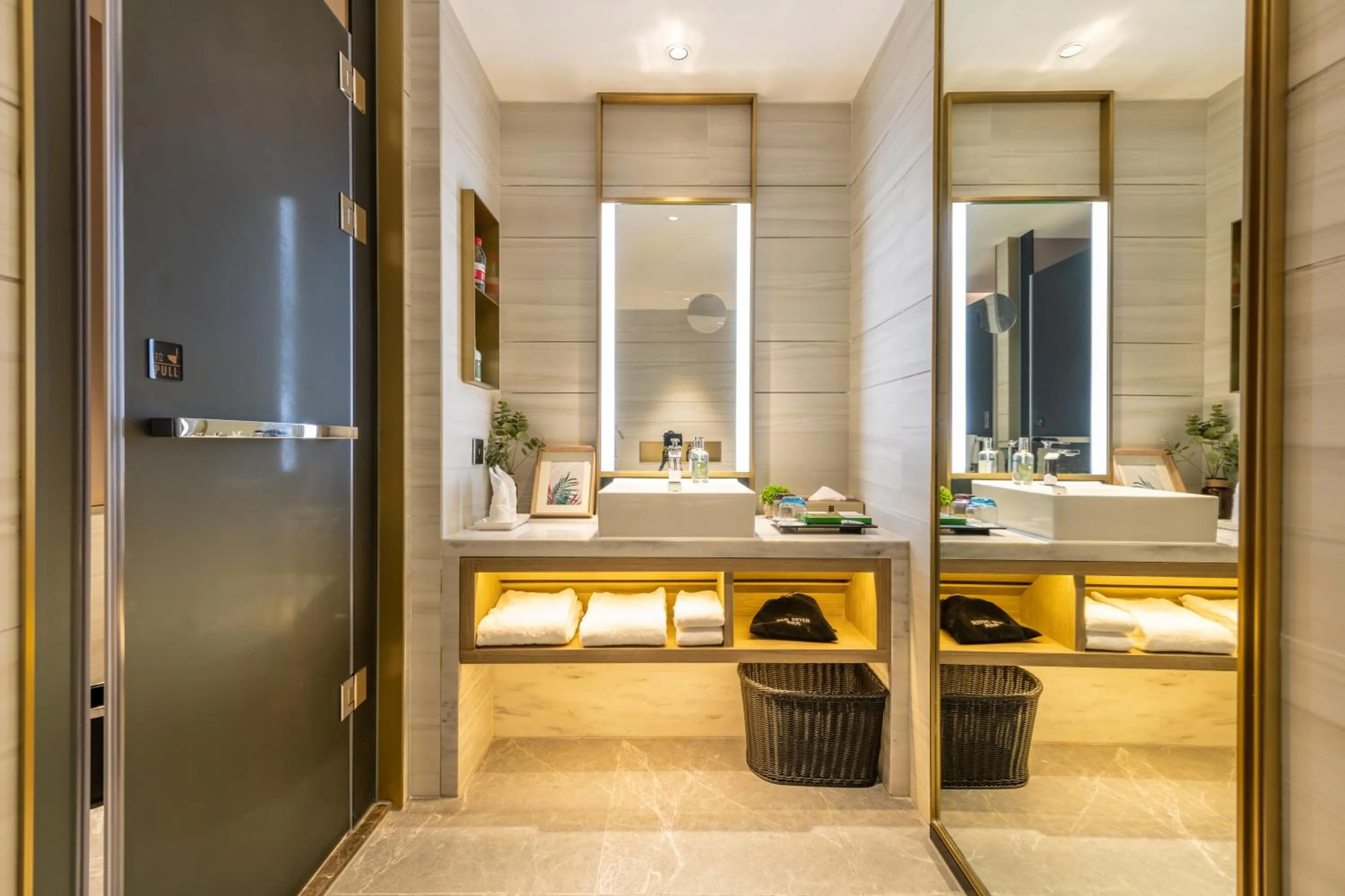 Shower in Echarm Plus International Hotel Ouzhuang Metro Station Branch - Free Deliver Service to Canton Fair Complex During Canton Fair Period