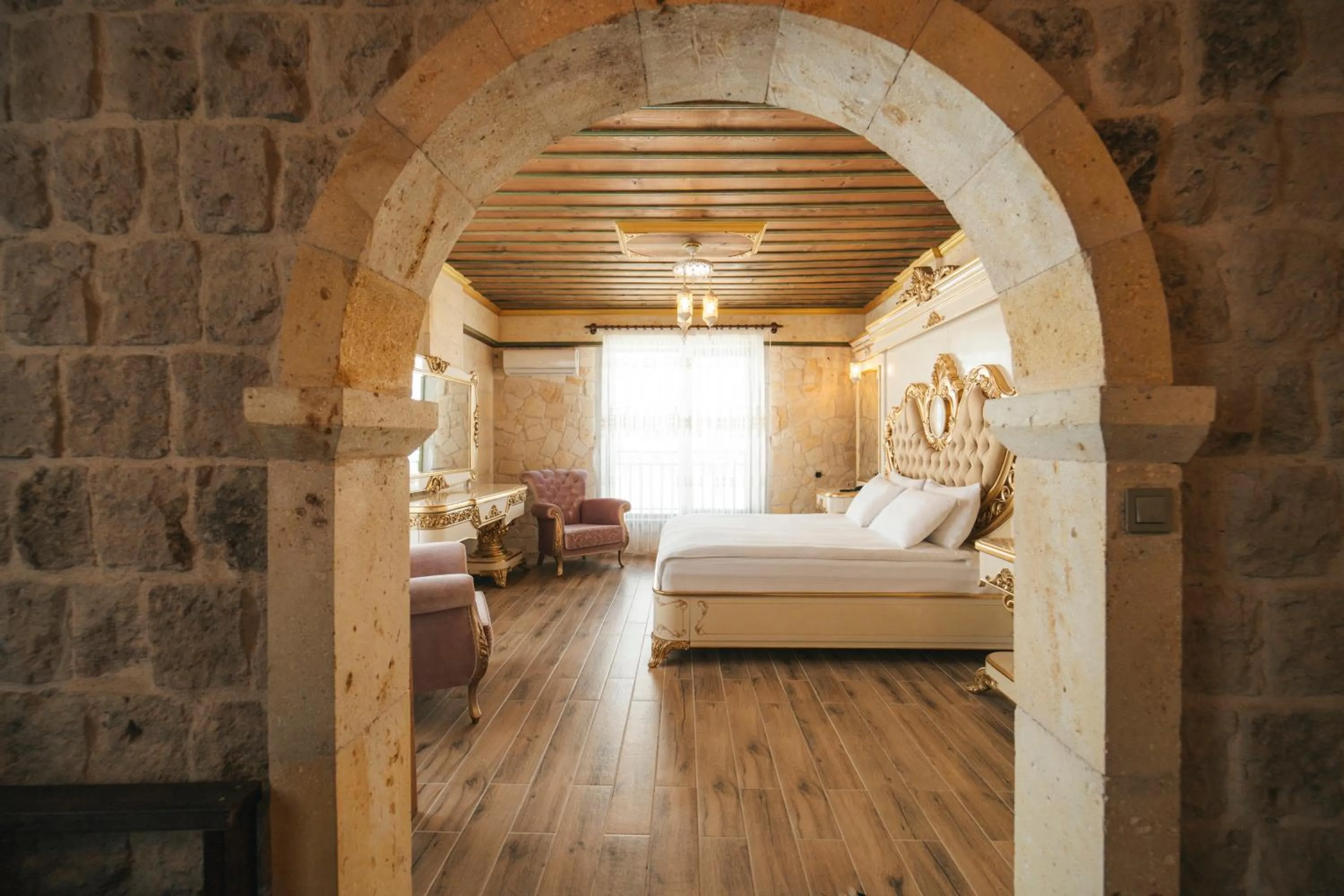 Bed in İncebey Konak Cappadocia