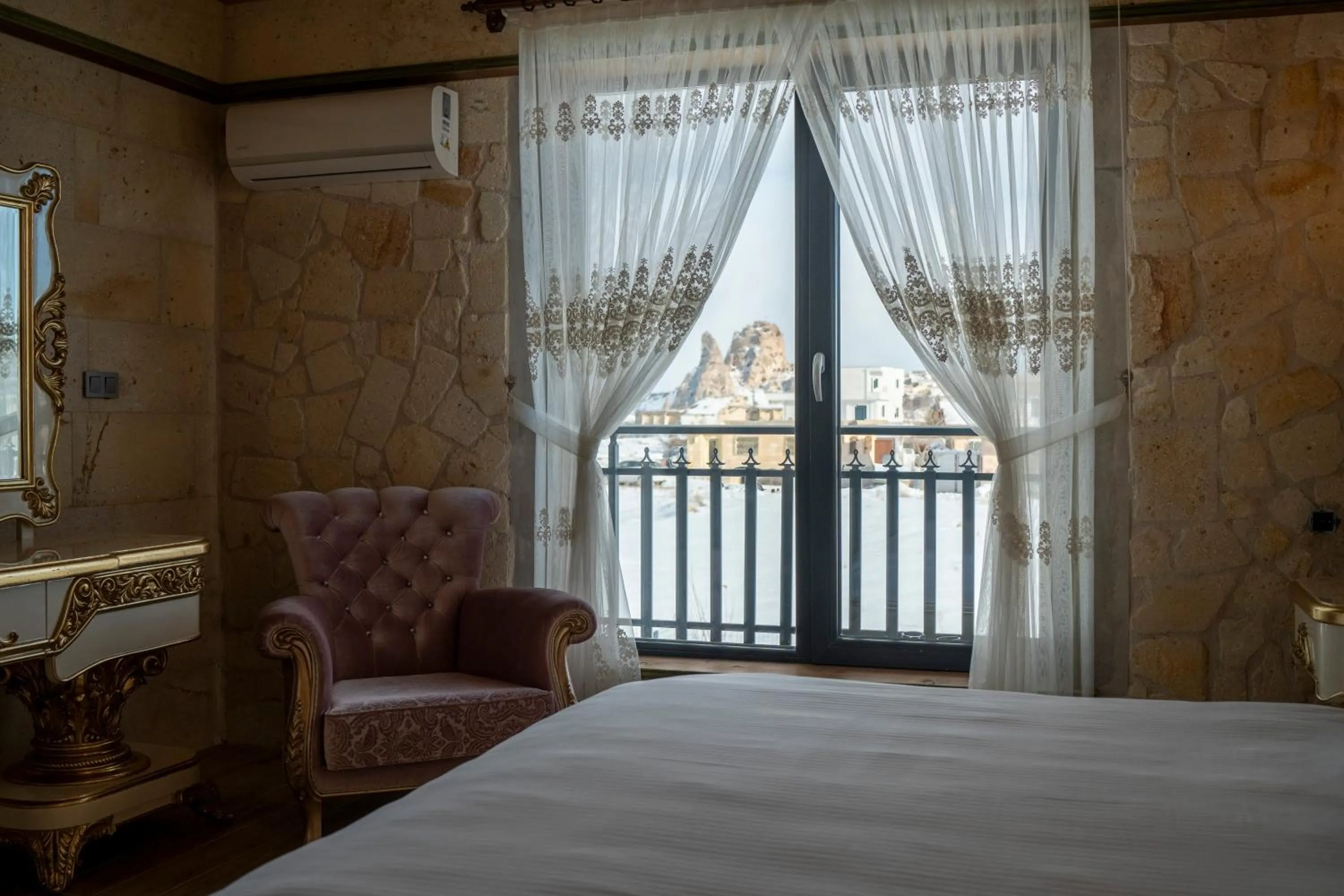 Bed in İncebey Konak Cappadocia
