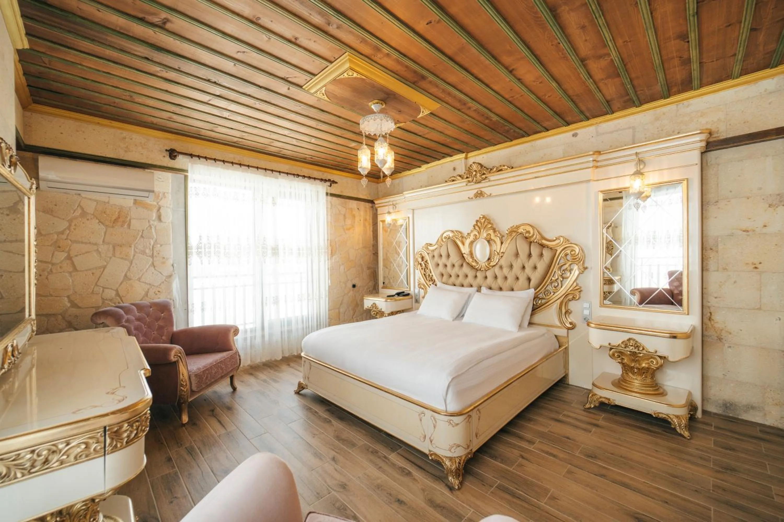 Bed in İncebey Konak Cappadocia