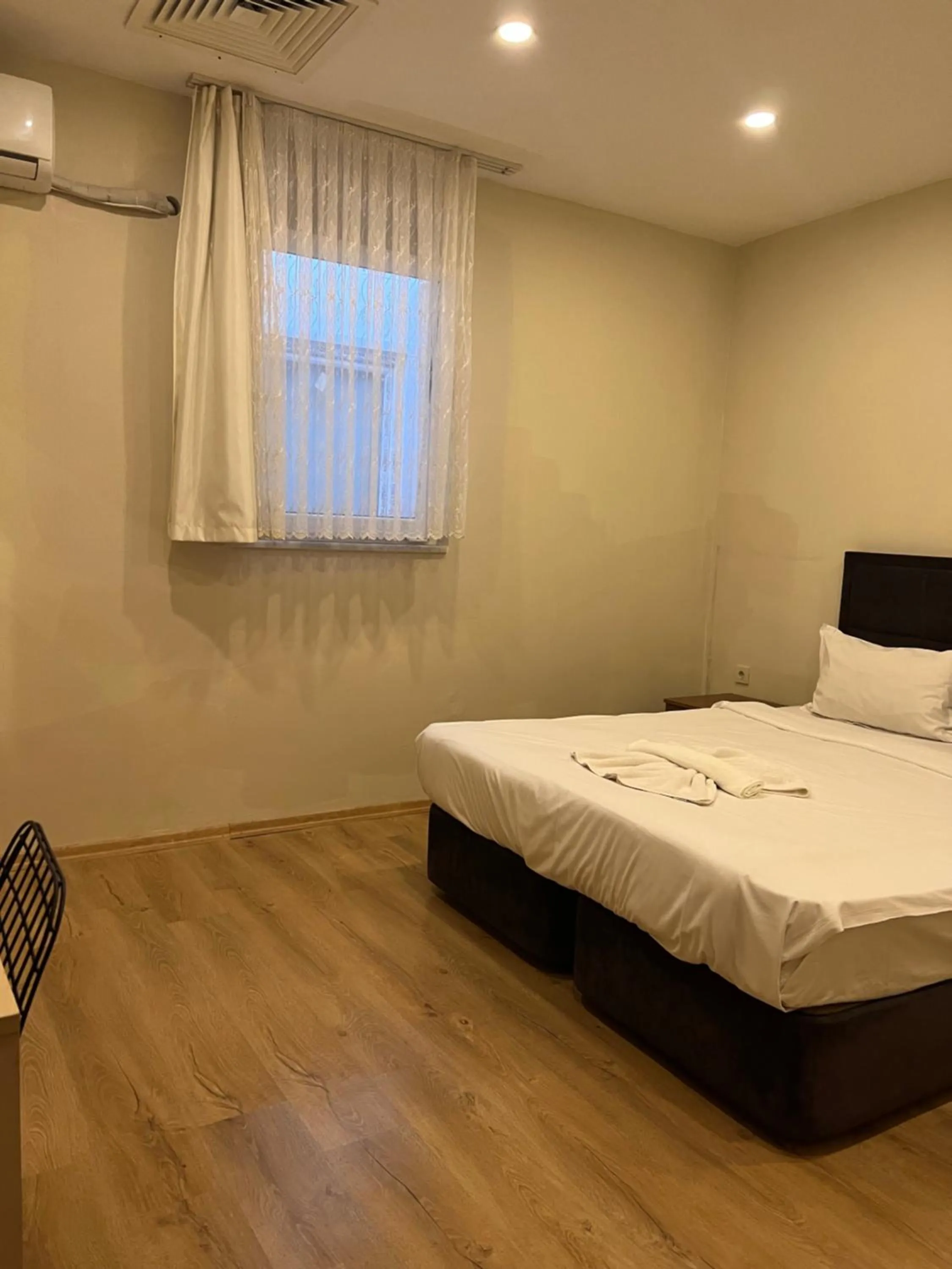 Bedroom, Bed in Safir Hotel