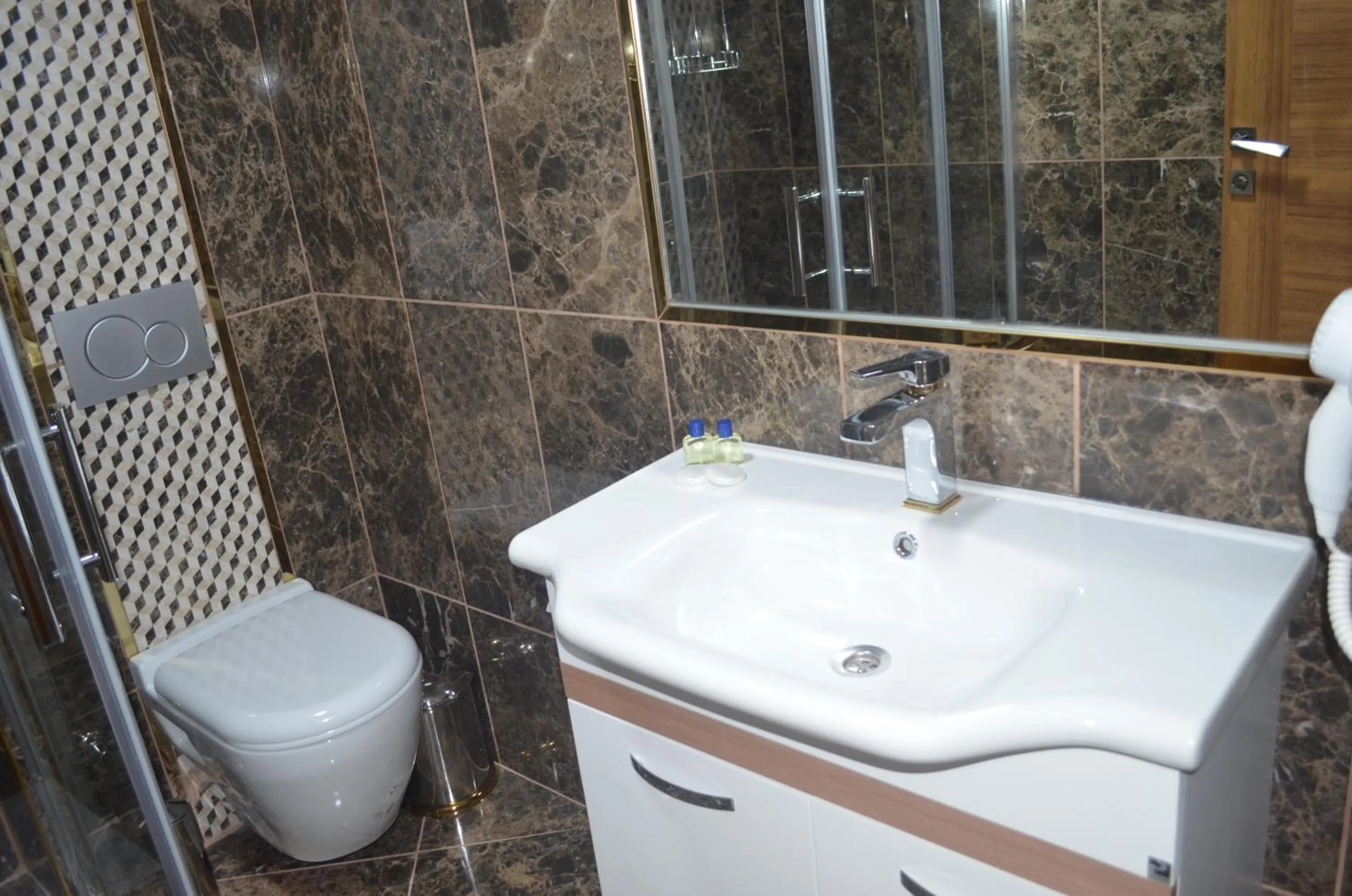 Shower in Safir Hotel