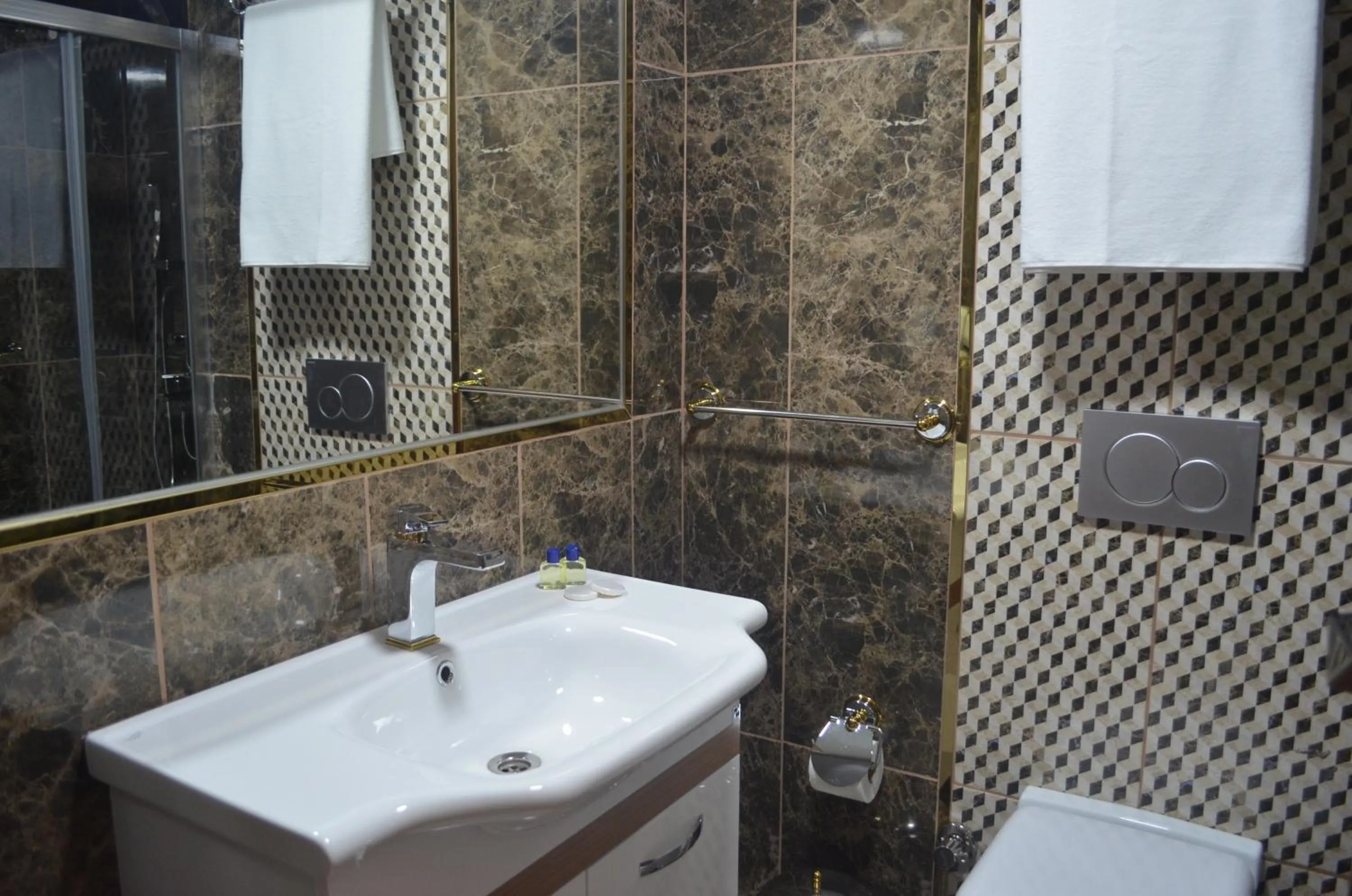 Shower in Safir Hotel