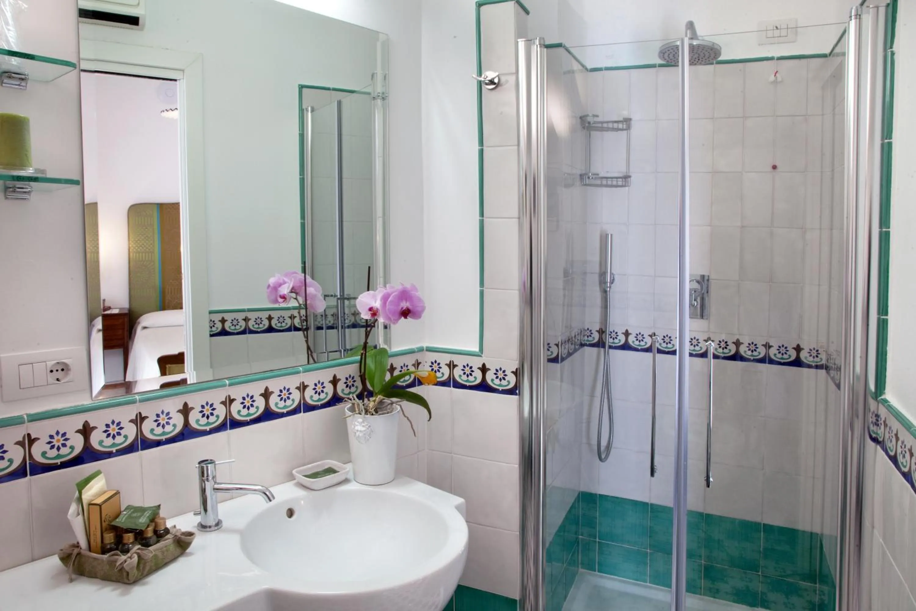 Shower in Palazzo Pascal