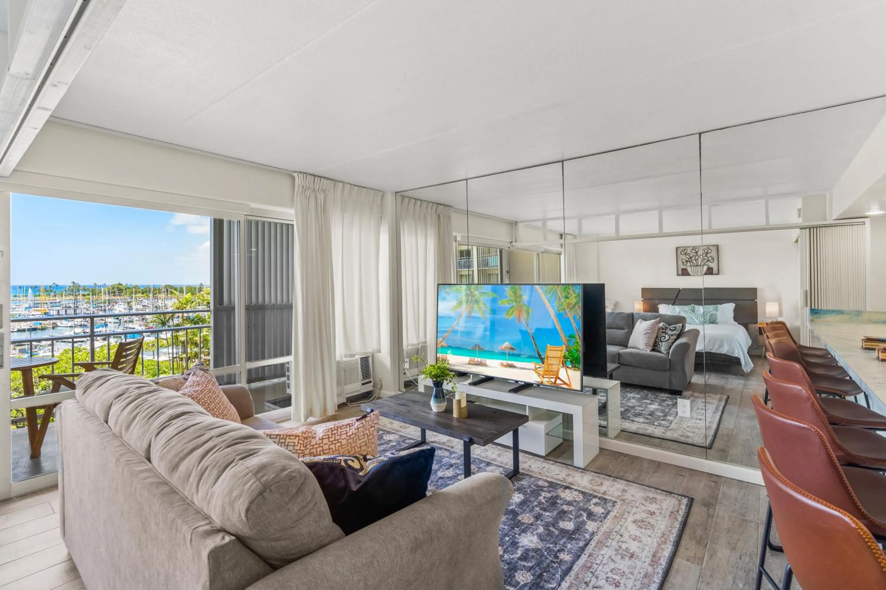 TV and multimedia in Ilikai Hotel with Ocean View