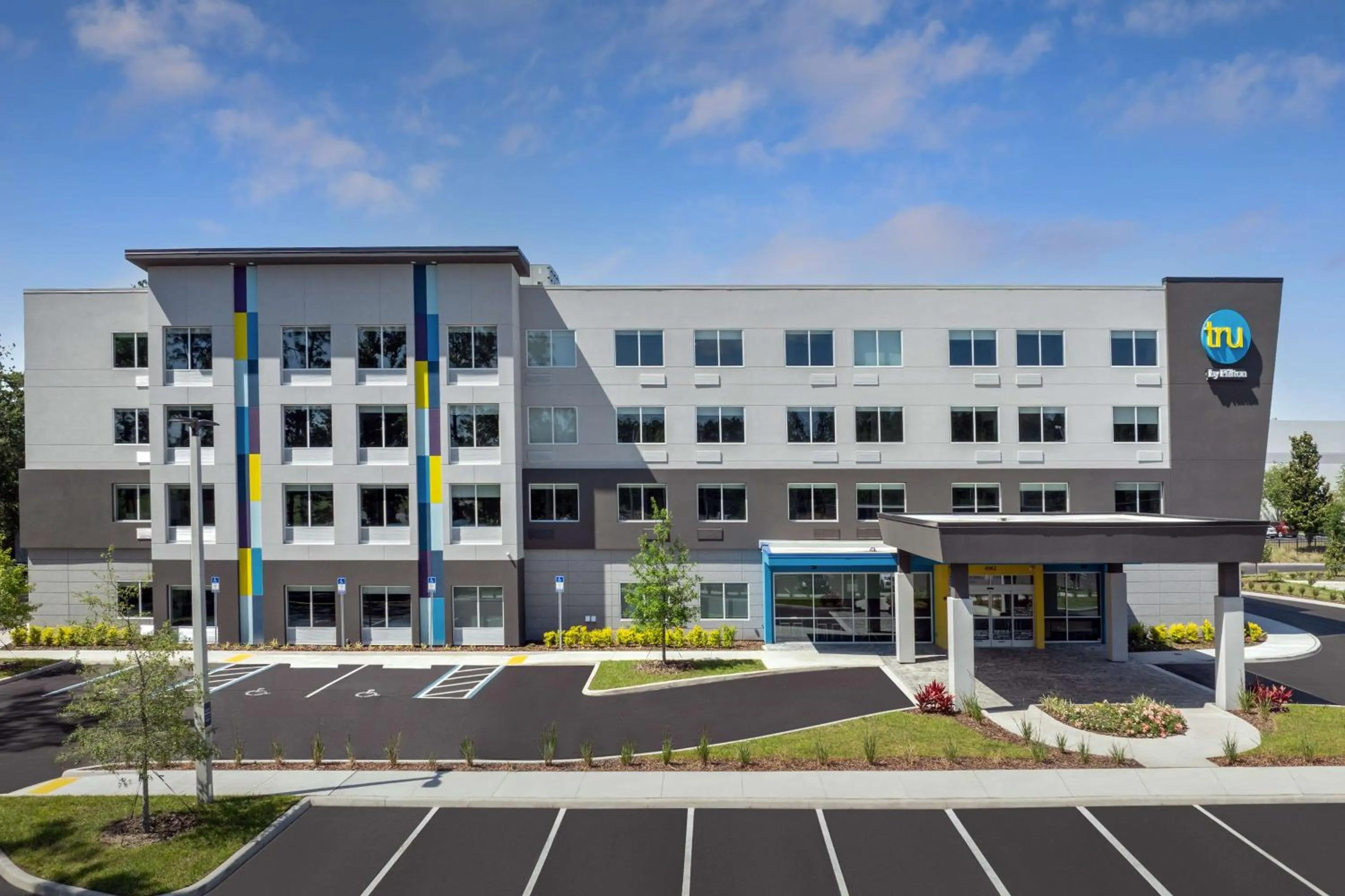 Property building in Tru by Hilton Jacksonville West I 295