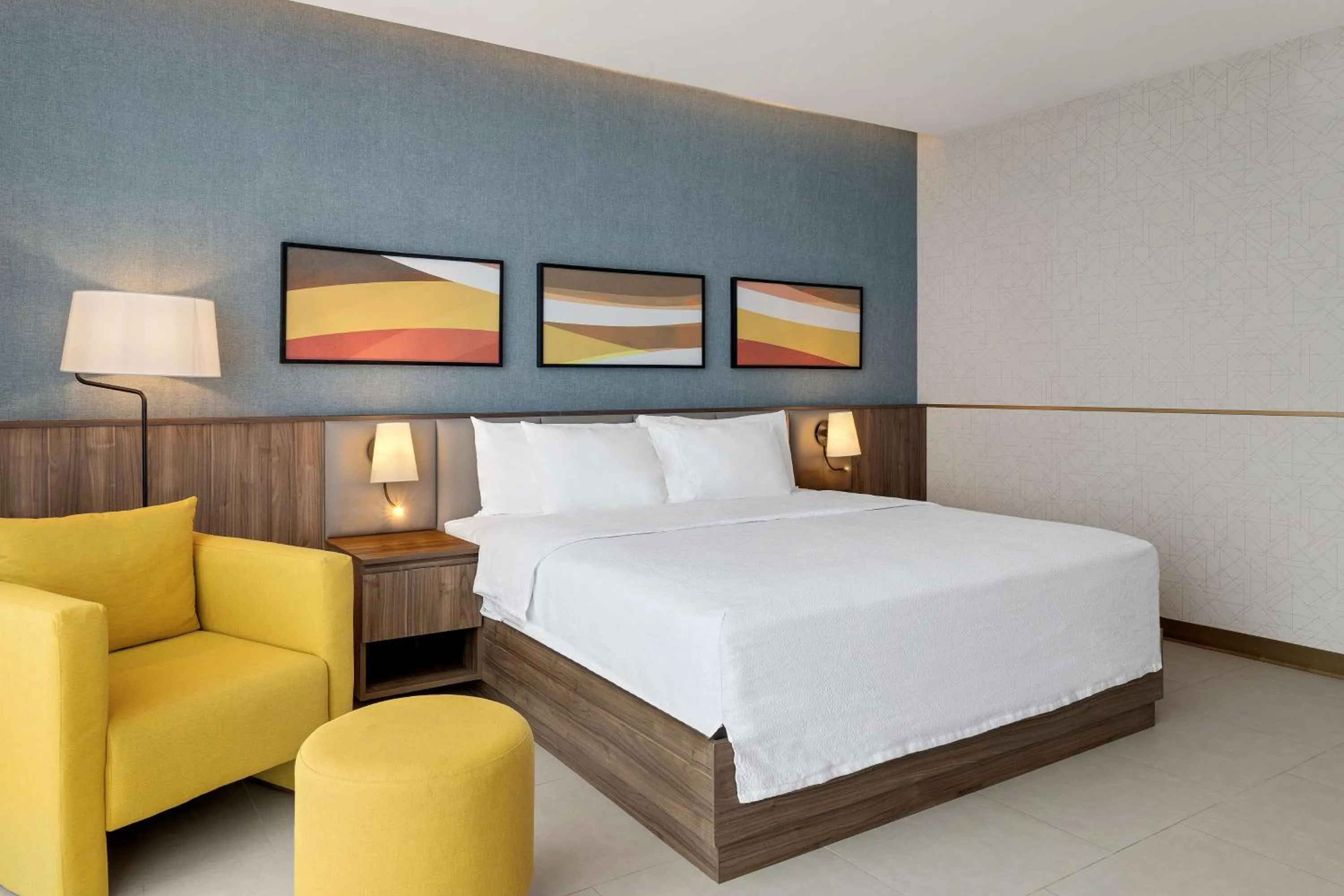 Bed in Hilton Garden Inn San Jose Airport City Mall