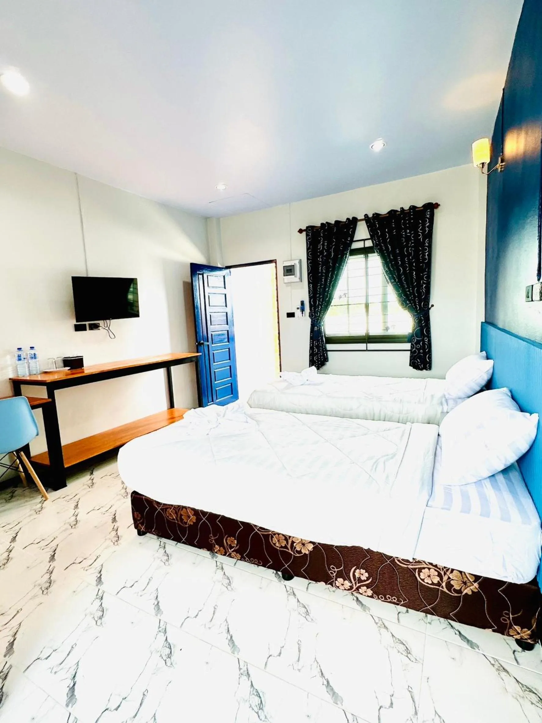 Communal lounge/ TV room, Bed in Art Nara Hotel อาร์ตนรารีสอร์ท