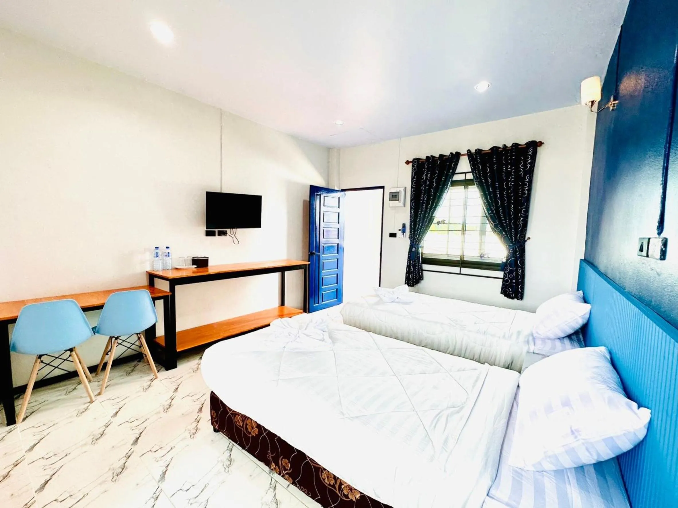 Communal lounge/ TV room, Bed in Art Nara Hotel อาร์ตนรารีสอร์ท