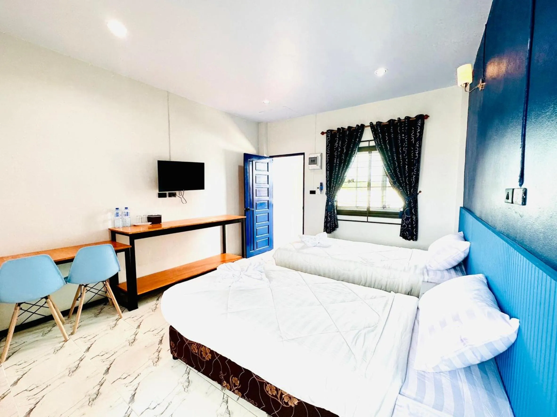 Communal lounge/ TV room, Bed in Art Nara Hotel อาร์ตนรารีสอร์ท