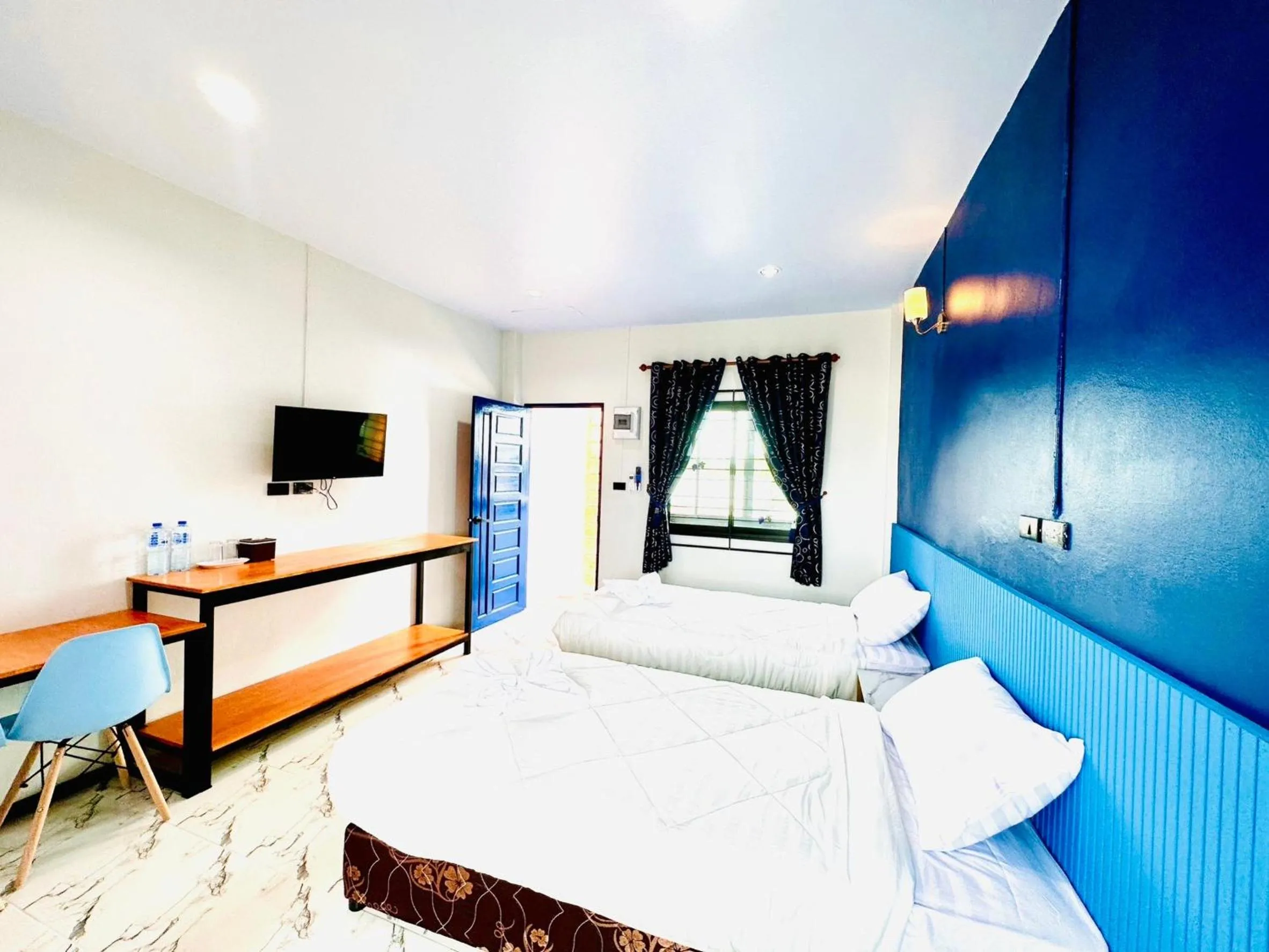 Communal lounge/ TV room, Bed in Art Nara Hotel อาร์ตนรารีสอร์ท