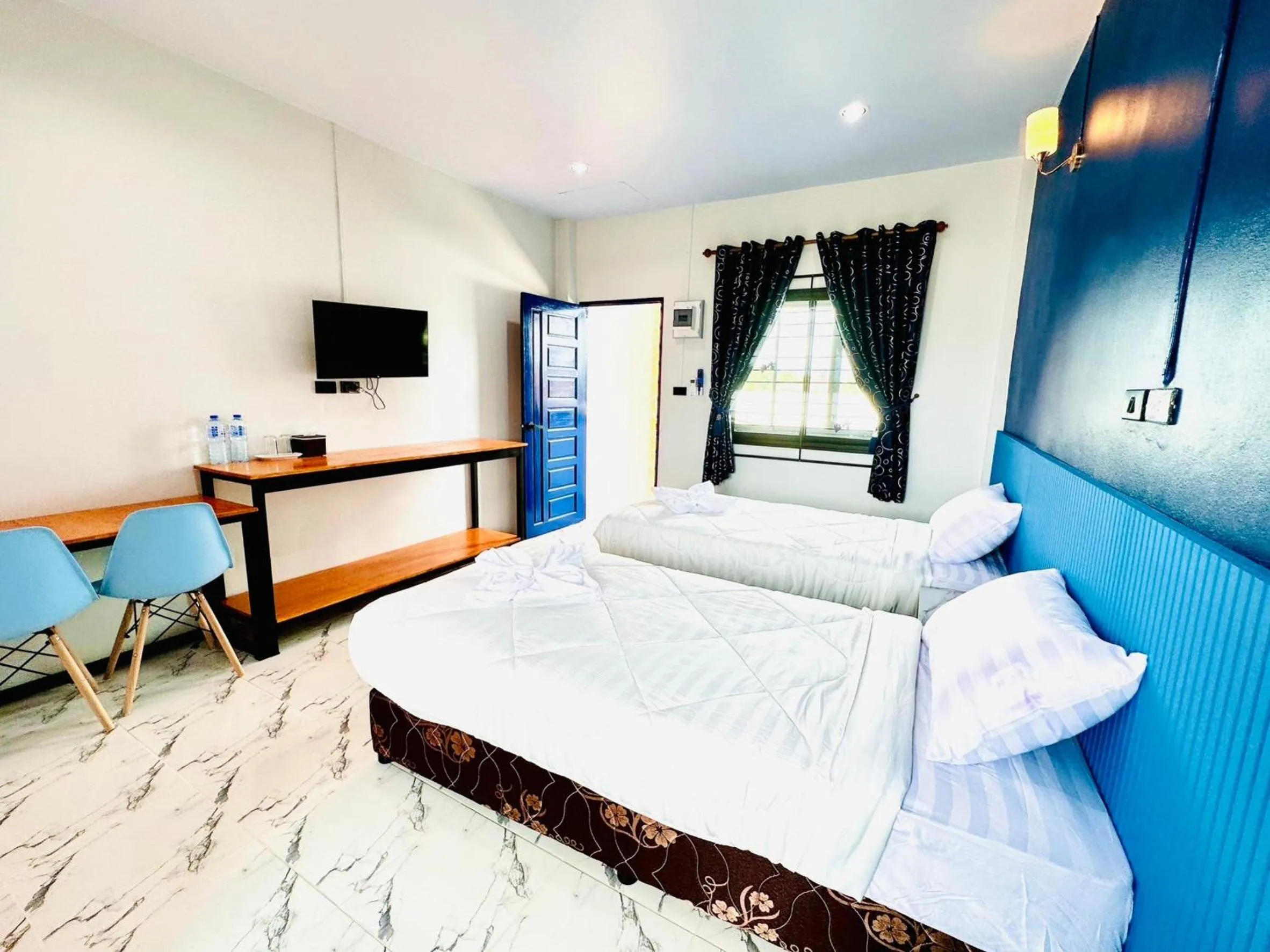 Communal lounge/ TV room, Bed in Art Nara Hotel อาร์ตนรารีสอร์ท