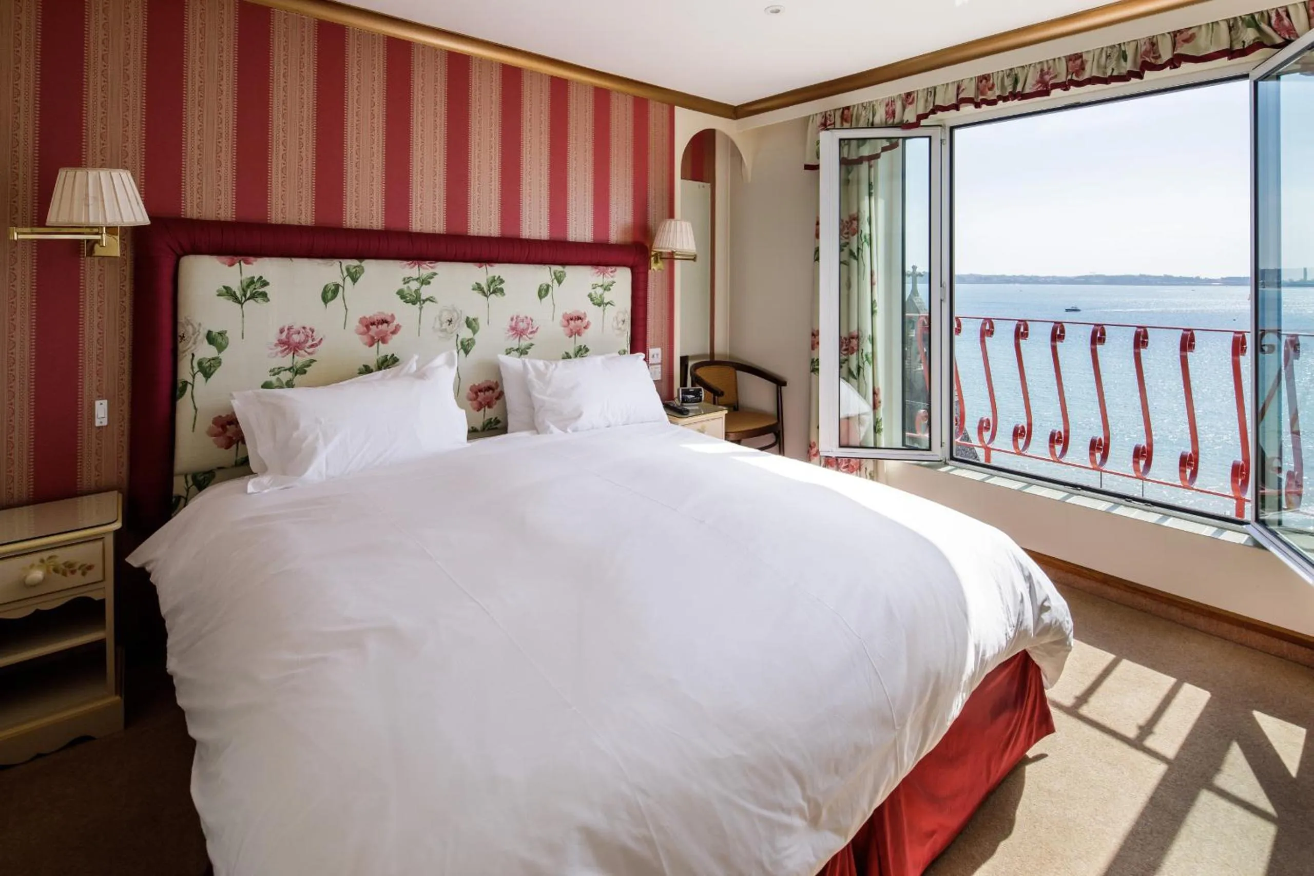 Bedroom, Bed in The Panorama