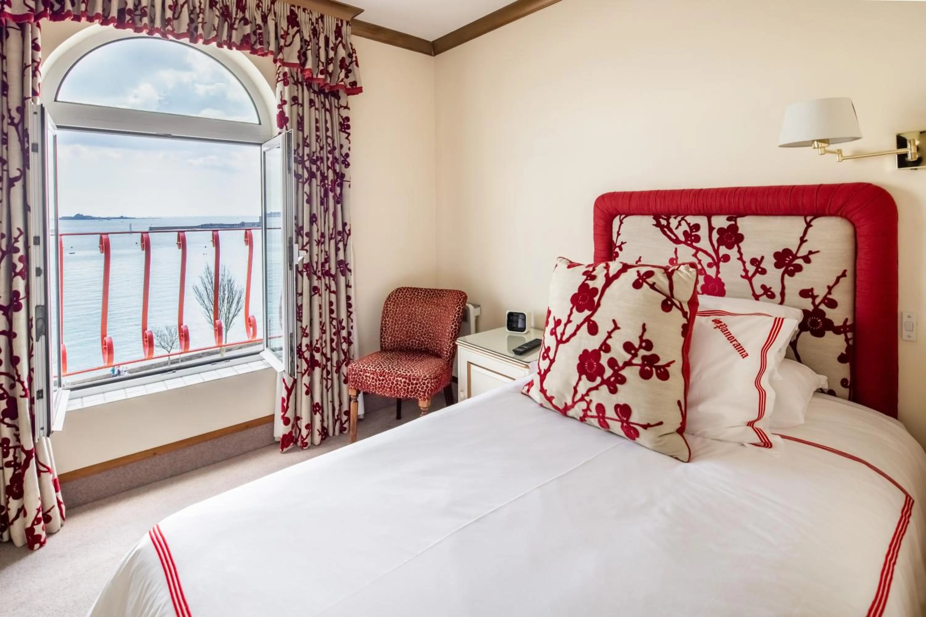 Bedroom, Bed in The Panorama