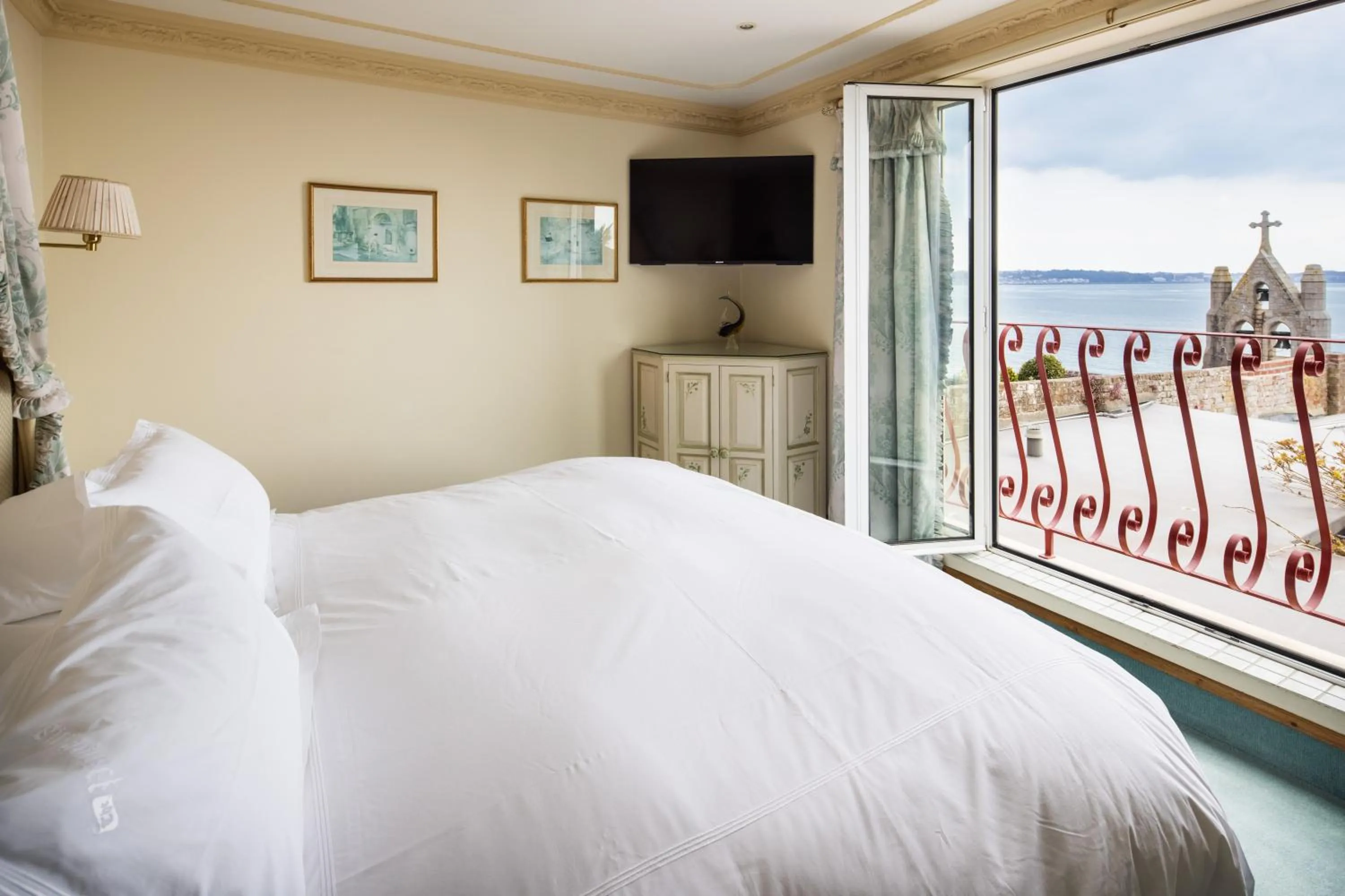 Bedroom, Bed in The Panorama