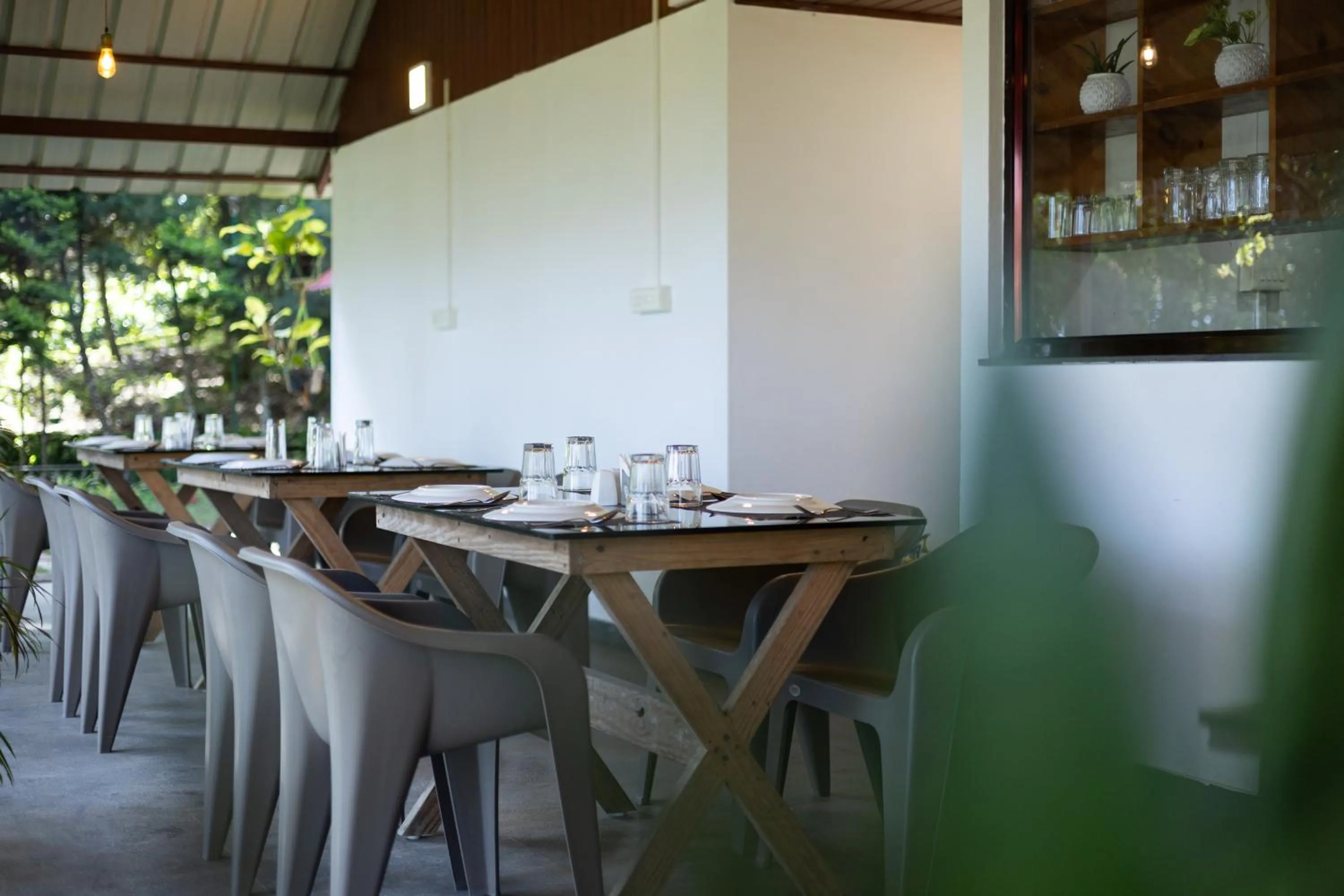 Restaurant/places to eat in Avadale Munnar (Stag Groups Not Allowed)