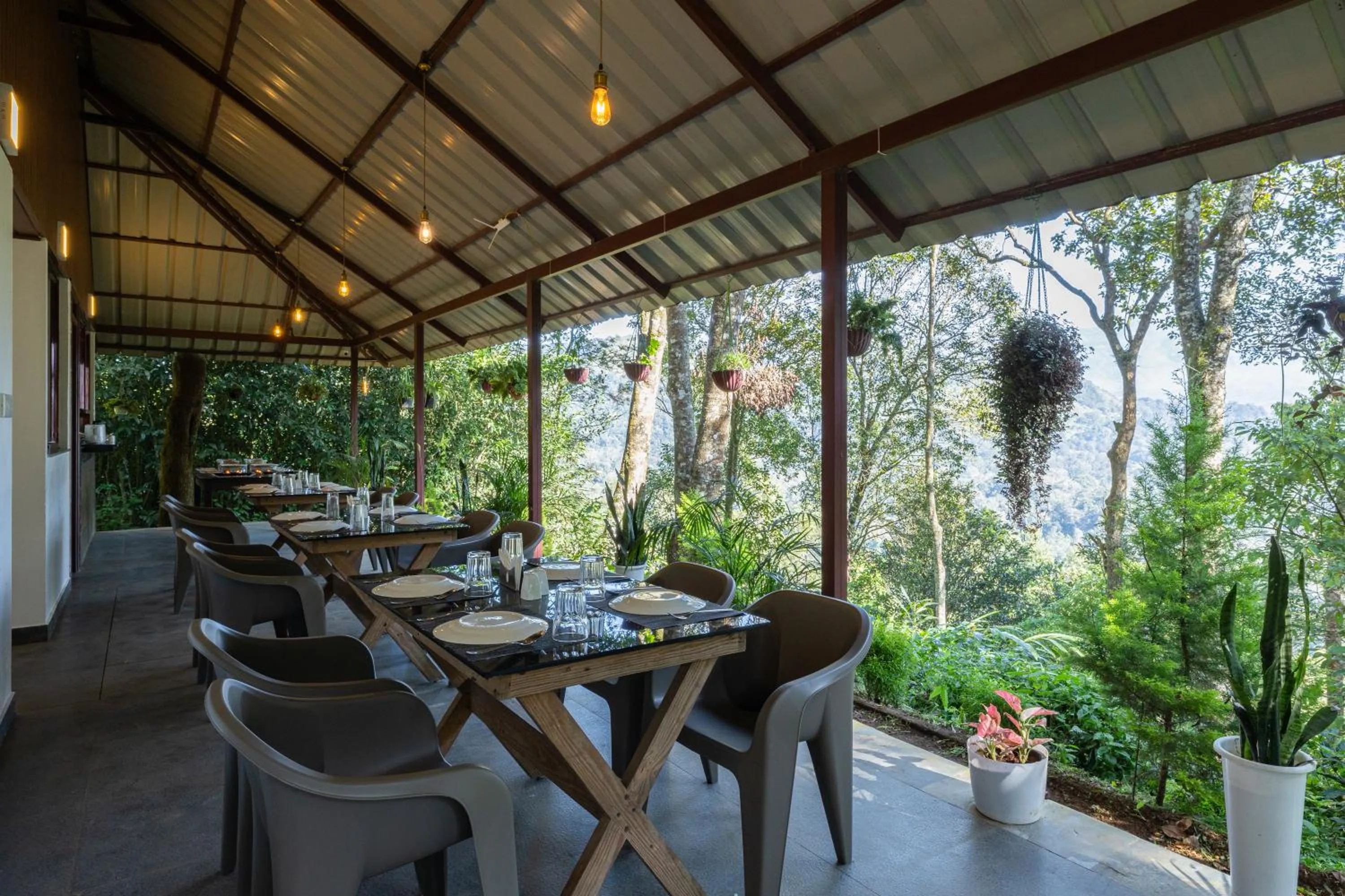 Restaurant/places to eat in Avadale Munnar (Stag Groups Not Allowed)